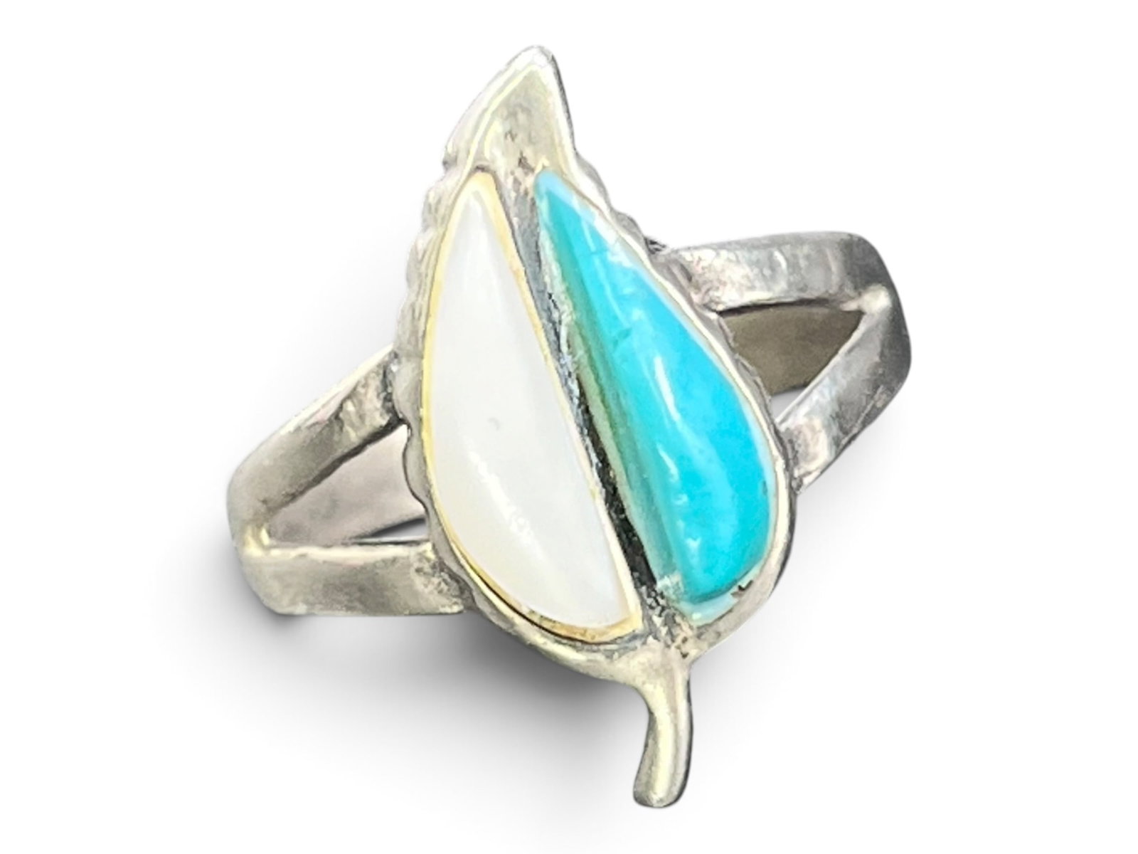 Sz7/3g/0.75in Sterling Silver Turquoise Mother of Pearl Southwestern Leaf-Form Inlay Ring: Sz7/3g/0.75in Sterling Silver Turquoise Mother of Pearl Southwestern Leaf-Form Inlay Ring. A distinctive leaf-shaped cocktail ring featuring a split-shank band design. The face of the ring is crafted 