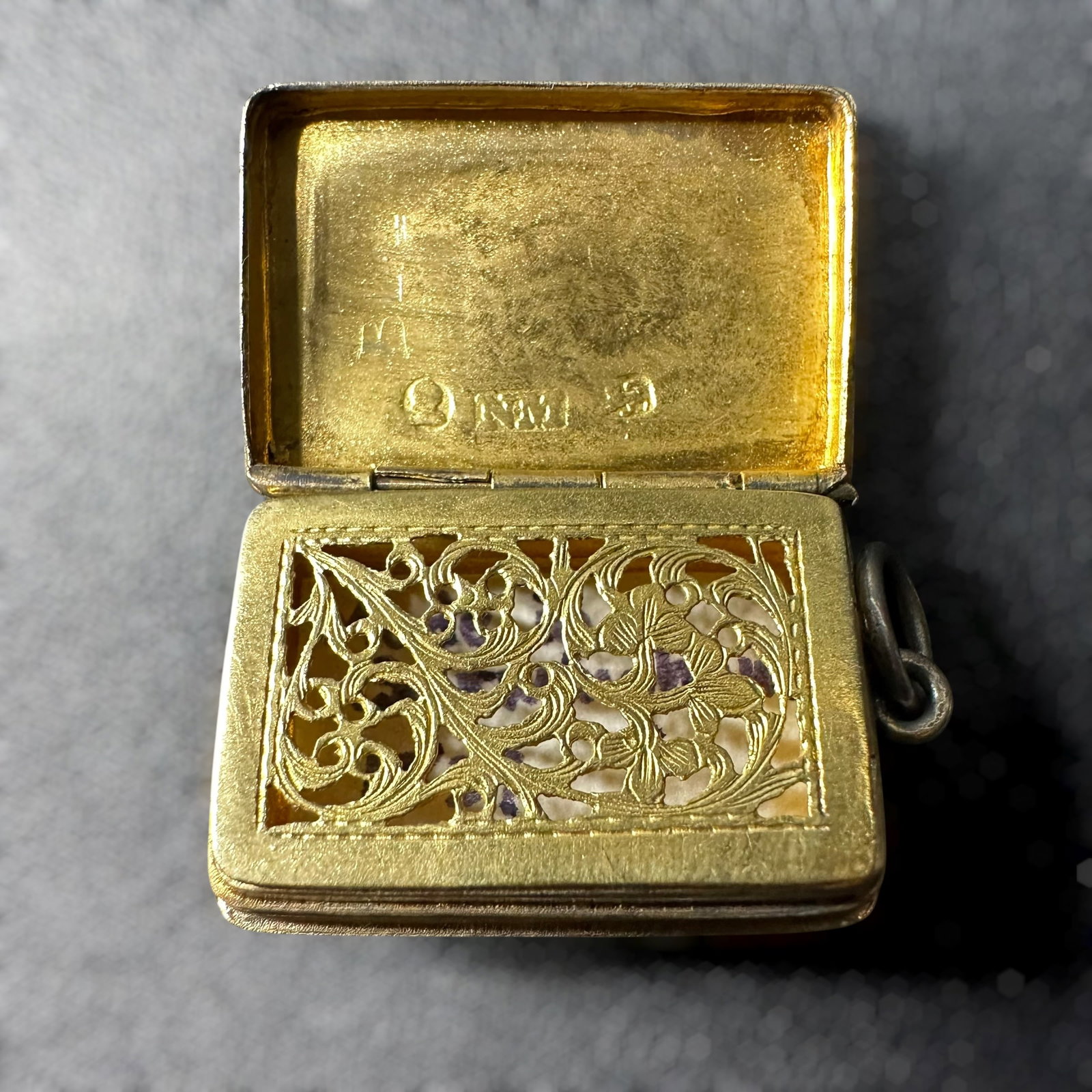 Antique Nathanial Mills Birmingham Vermeil Sterling Silver Book Vinaigrette Pendant: Antique Birmingham Vermeil Sterling Silver Book Vinaigrette Pendant: Brand/Model: Marked "NM" stands for Nathaniel Mills (the Elder).Manufacturer Location: Birmingham, England.Year Produced: 1827.Spec