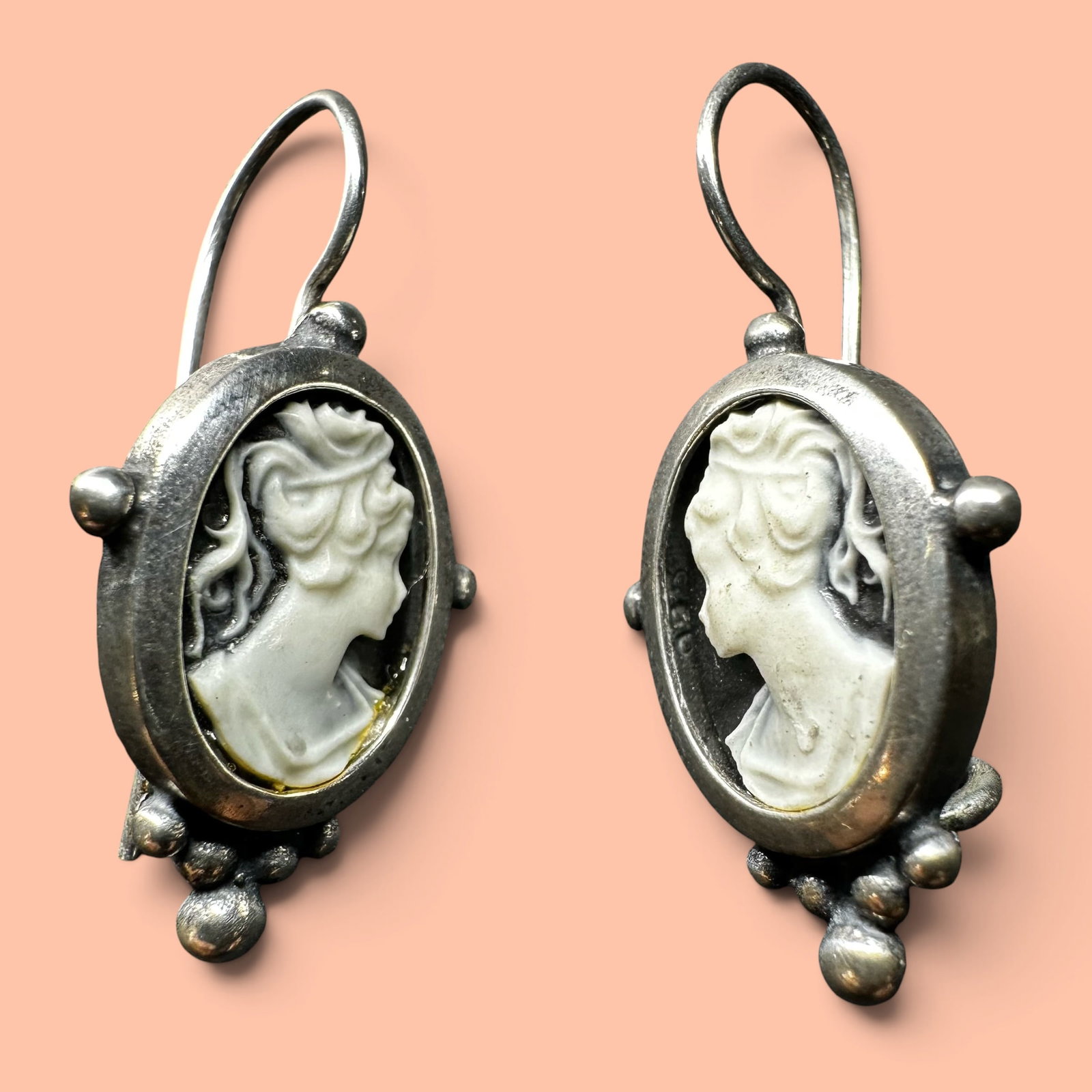 3g Sterling Silver Molded Resin Cameo Earrings: 3g Sterling Silver Molded Resin Cameo Earrings:Brand/Model: No hallmark. Unidentified artisan/shop.Manufacturer Location: Not marked.Year Produced: Unknown.Specs/Description: Pair of Sterling Silver d