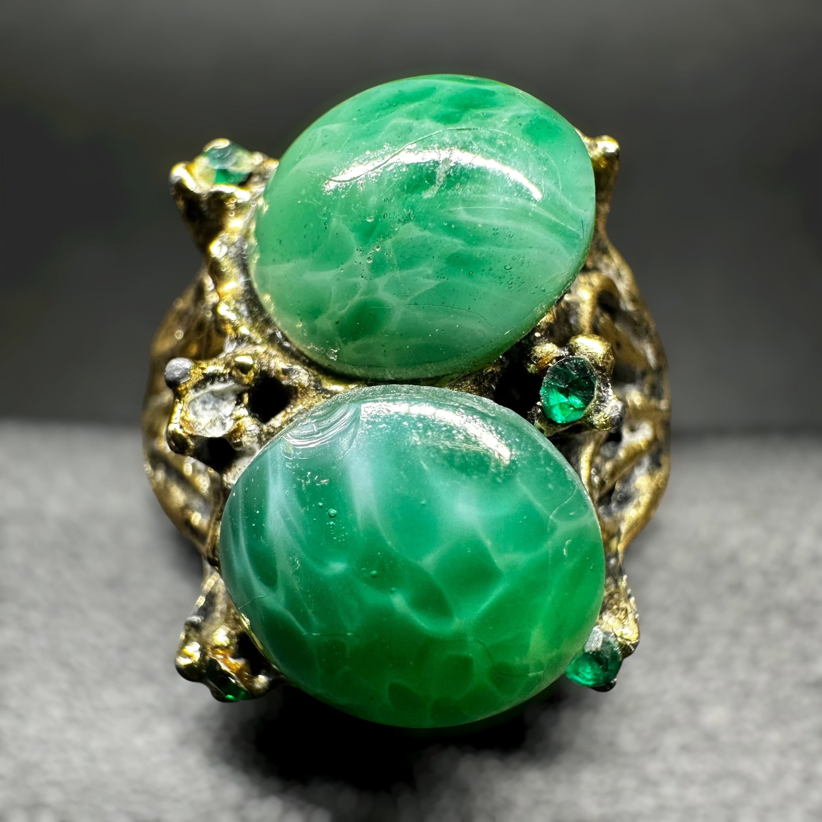 Sz9 Vintage Brutalist Green Art Glass Cocktail Ring: Sz9 Vintage Brutalist Green Art Glass Cocktail Ring:Brand/Model: No hallmark. Unidentified artisan/shop.Manufacturer Location: Not marked.Year Produced: Circa late 1960s–1970s.Specs/Description: Vin