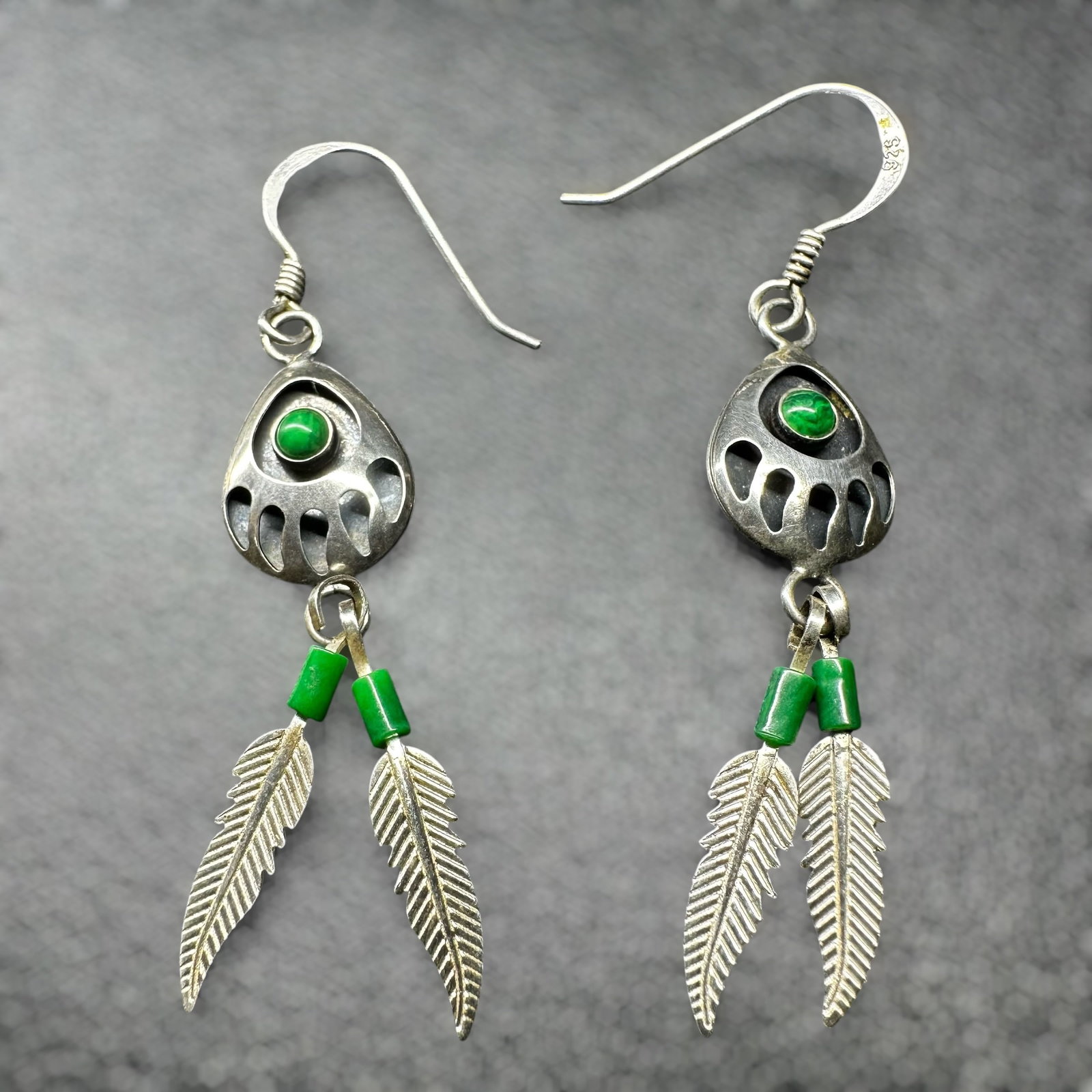 2g Southwestern 925 Sterling Silver Malachite Bear Claw Feather Earrings: 2g Southwestern 925 Sterling Silver Malachite Bear Claw Feather Earrings:Brand/Model: No hallmark. Unidentified artisan/shop.Manufacturer Location: Not marked.Year Produced: Unknown.Specs/Description:
