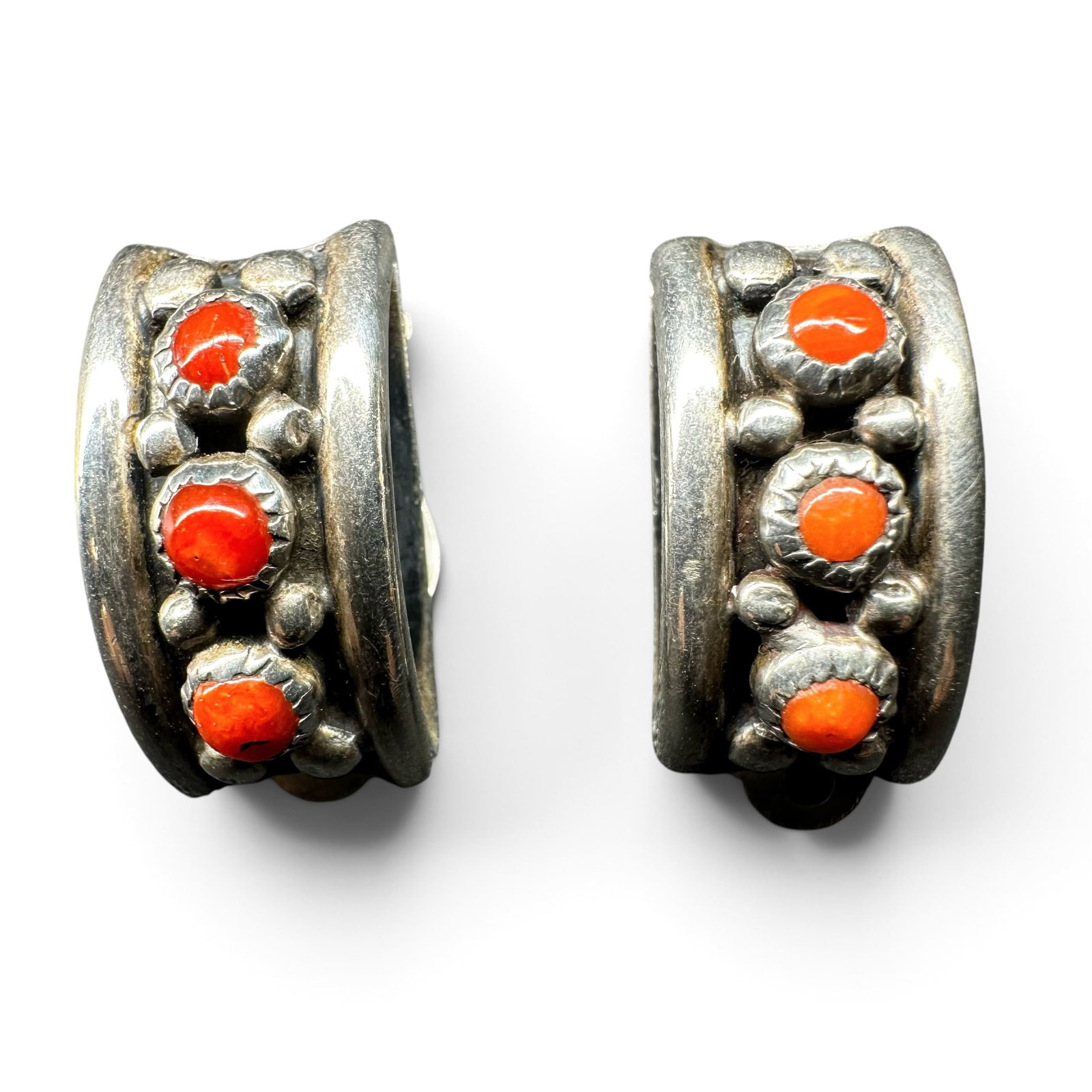 12g Southwestern Sterling Silver Coral Clip-On Earrings: 12g Southwestern Sterling Silver Coral Clip-On Earrings:Brand/Model: No hallmark. Unidentified artisan/shop.Manufacturer Location: Not marked.Year Produced: Unknown.Specs/Description: Pair of Southwes