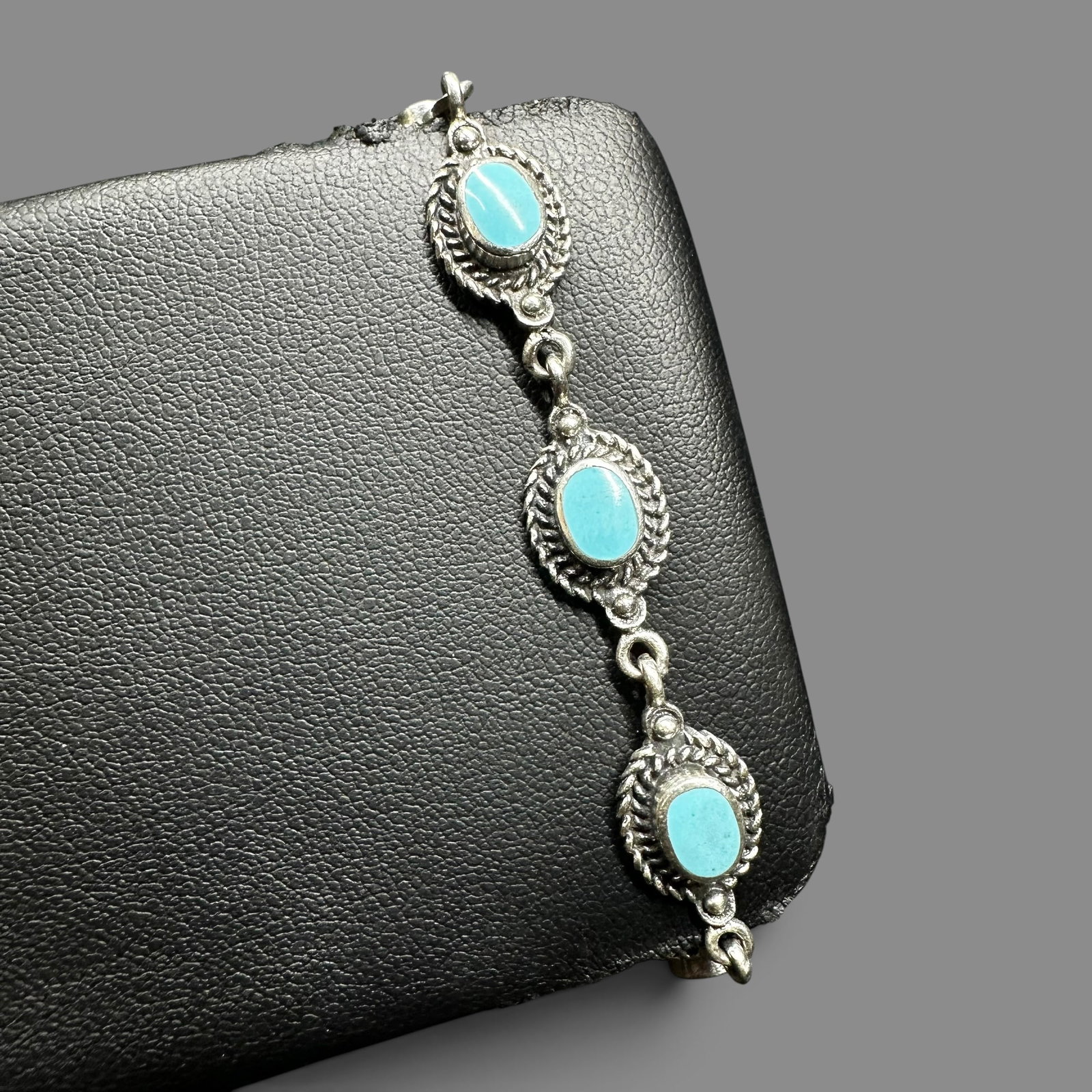 7.25"/11g Southwestern 925 Sterling Silver Kingman Turquoise Link Bracelet: 7.25"/11g Southwestern 925 Sterling Silver Kingman Turquoise Link Bracelet:Brand/Model: Hallmarked “925” with unidentified hallmark. Unidentified artisan/shop.Manufacturer Location: Not marked