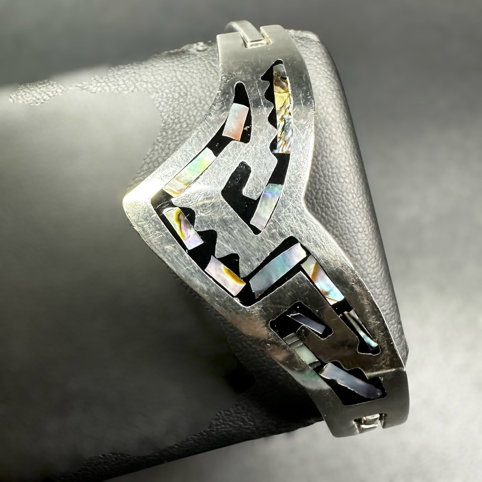 6.75"/28g Taxco Mexico 925 Sterling Silver Abalone Bracelet: 6.75"/28g Taxco Mexico 925 Sterling Silver Abalone Bracelet:Brand/Model: Hallmarked “TU-67,” “MEXICO,” and “925.”Manufacturer Location: Taxco, Mexico.Year Produced: Unknown.Spe