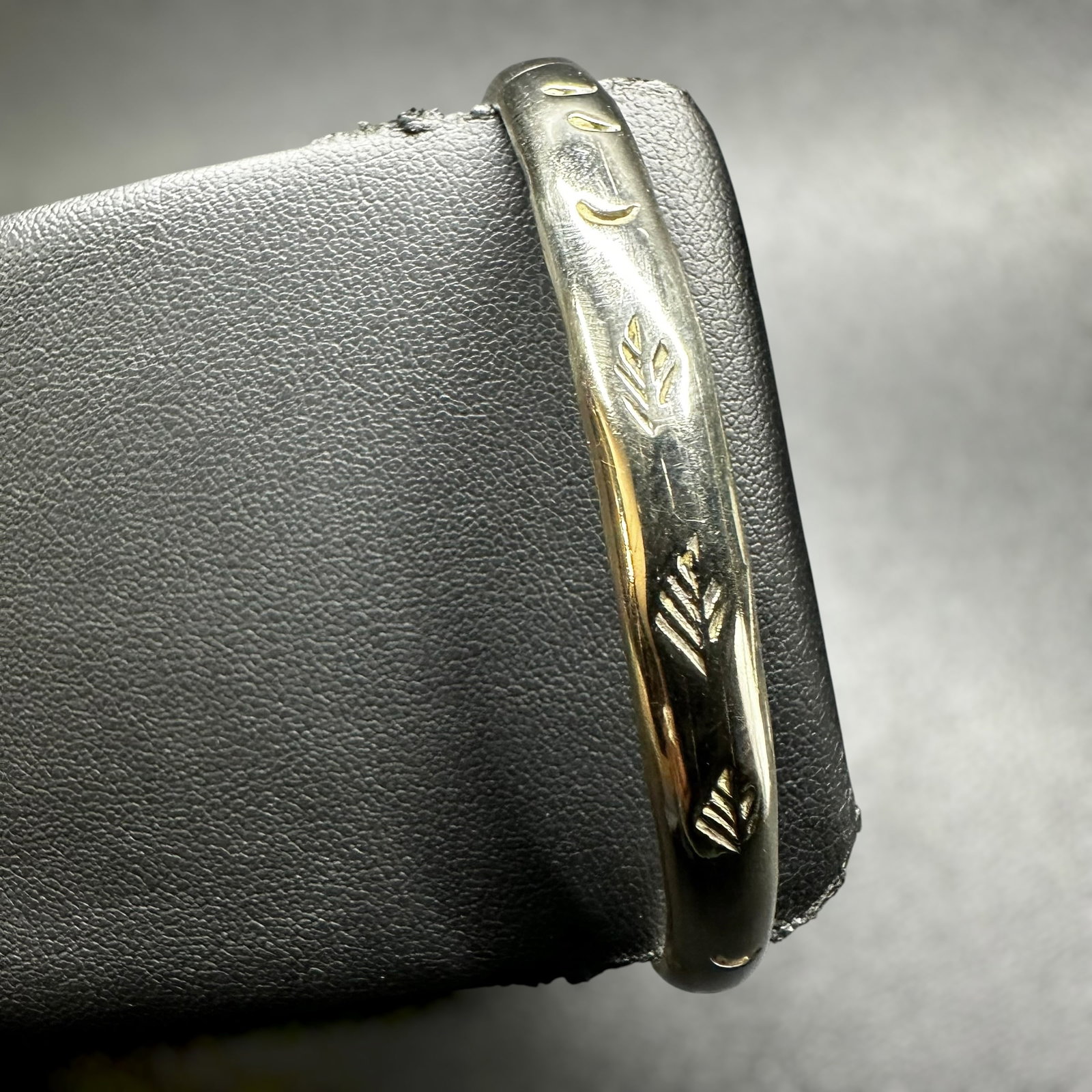 8”/25g Mexico 925 Sterling Silver Moon Leaf Bangle: 8”/25g Mexico 925 Sterling Silver Moon Leaf Bangle:Brand/Model: Hallmarked with an unidentified pictorial maker’s mark.Manufacturer Location: Mexico.Year Produced: Unknown.Specs/Description: M