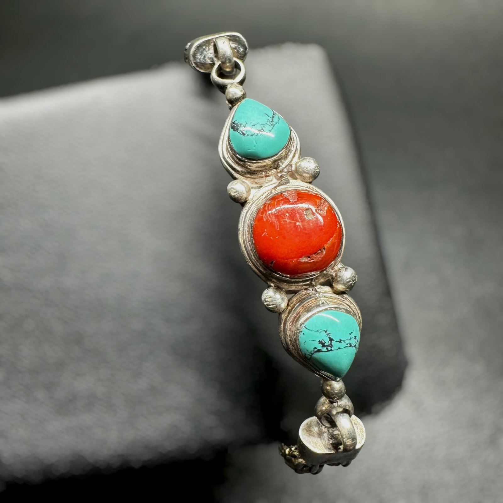 7.75”/20g Southwestern Sterling Silver Kingman Turquoise Coral Bracelet: 7.75”/20g Southwestern Sterling Silver Kingman Turquoise Coral Bracelet:Brand/Model: No hallmark. Unidentified artisan/shop.Manufacturer Location: Not marked.Year Produced: Unknown.Specs/Descrip