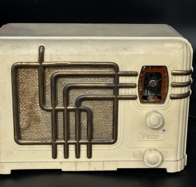 Vintage 1930s FADA 260V Bakelite White Plaskon Radio – Art Deco Design (1 of 9)