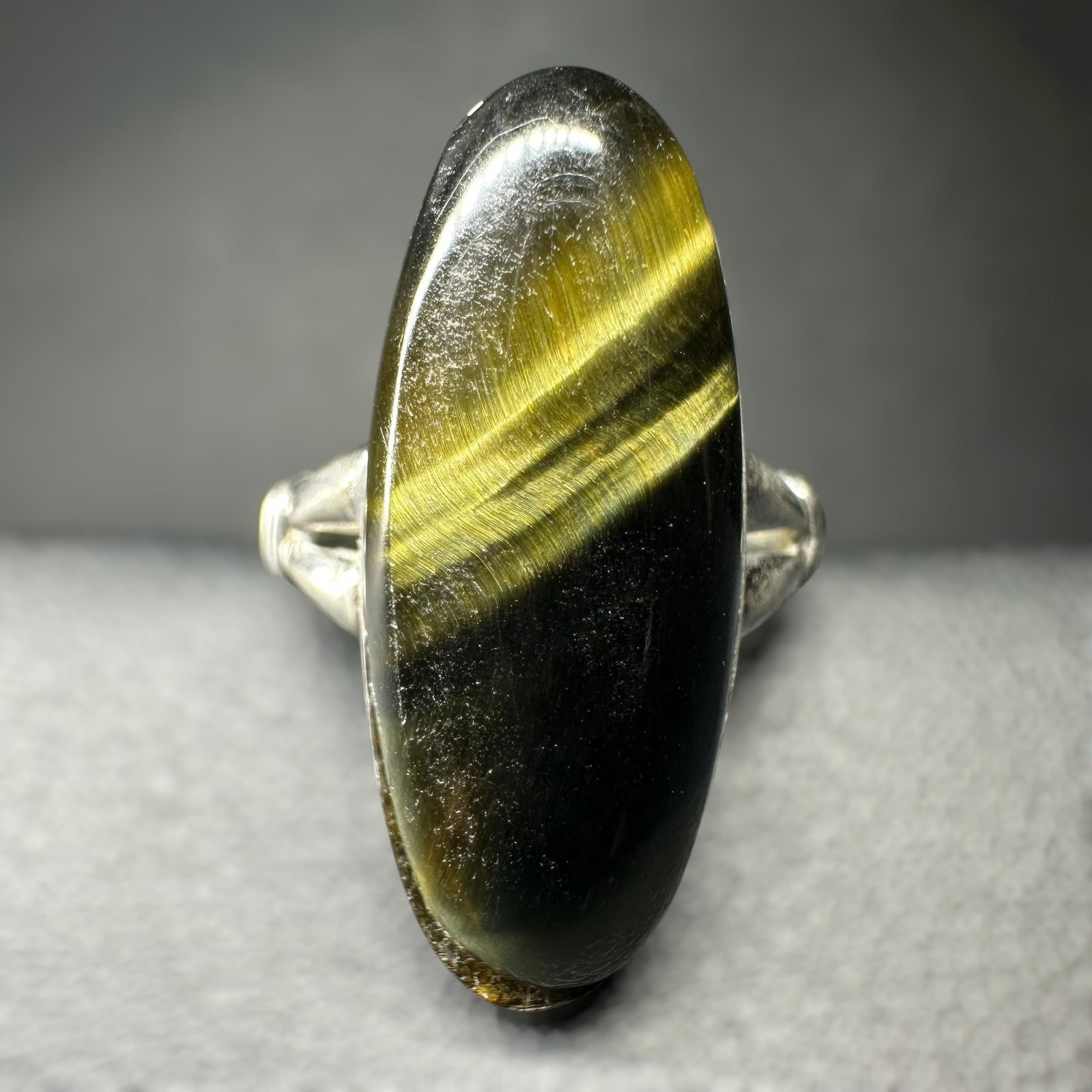Sz6/3g Southwestern Sterling Silver Hawk's Eye Ring: Sz6/3g Southwestern Sterling Silver Hawk's Eye Ring:Brand/Model: Hallmarked with an unidentified symbol. Unidentified artisan/shop.Manufacturer Location: Not marked.Year Produced: Unknown.Specs/Descri