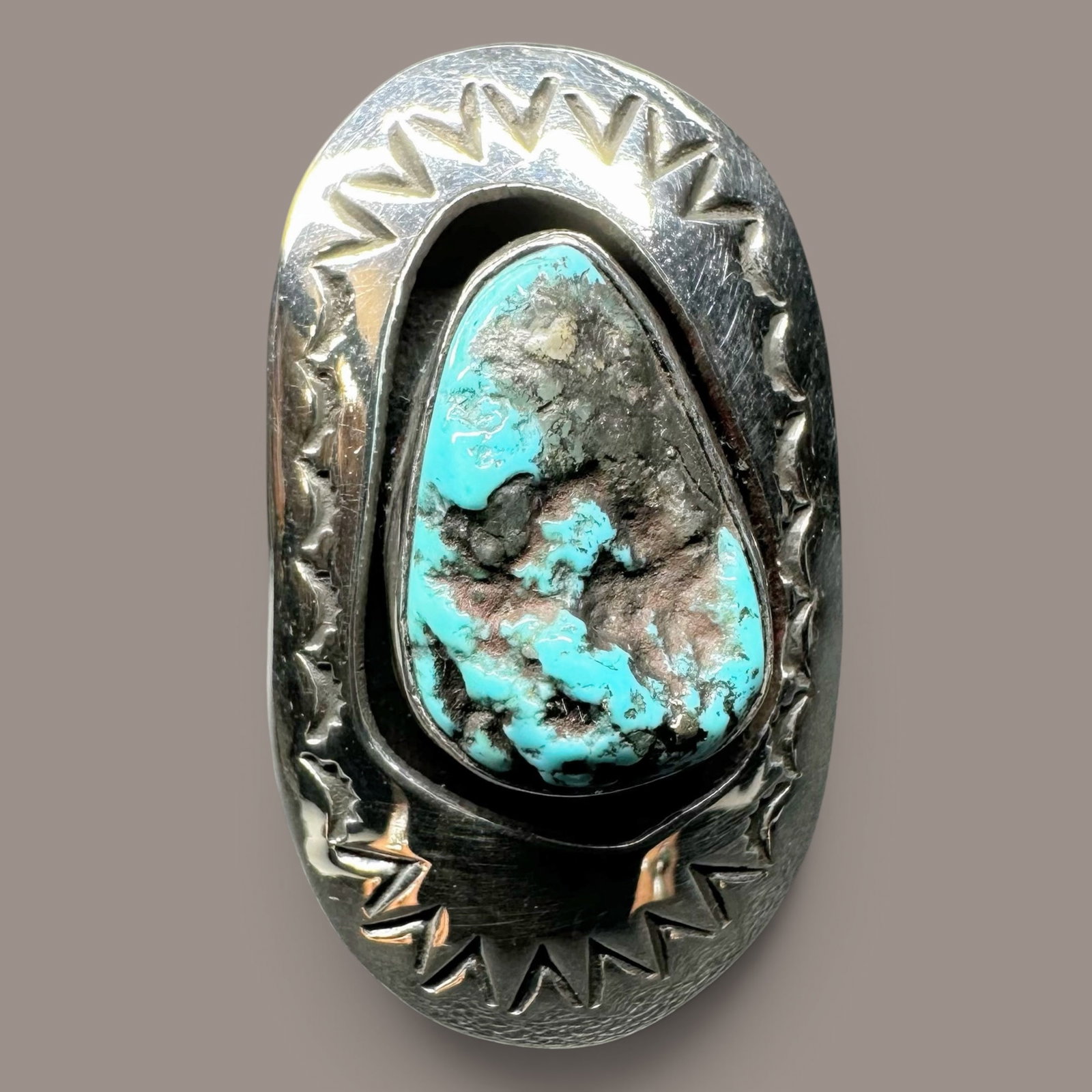 Sz6.5/9g Navajo (Diné) Sterling Silver Kingman Turquoise Shadowbox Ring: Sz6.5/9g Navajo (Diné) Sterling Silver Kingman Turquoise Shadowbox Ring:Brand/Model: No hallmark. Unidentified artisan/shop.Manufacturer Location: Not marked.Year Produced: Unknown.Specs/Description: