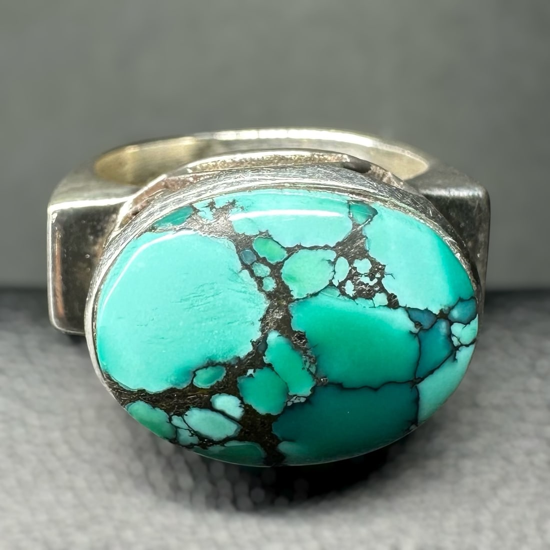 Sz6.75/9g 925 Sterling Silver Hubei Turquoise Statement Ring: Sz6.75/9g 925 Sterling Silver Hubei Turquoise Statement Ring:Brand/Model: No hallmark. Unidentified artisan/shop.Manufacturer Location: Not marked.Year Produced: Unknown.Specs/Description: Sterling Si