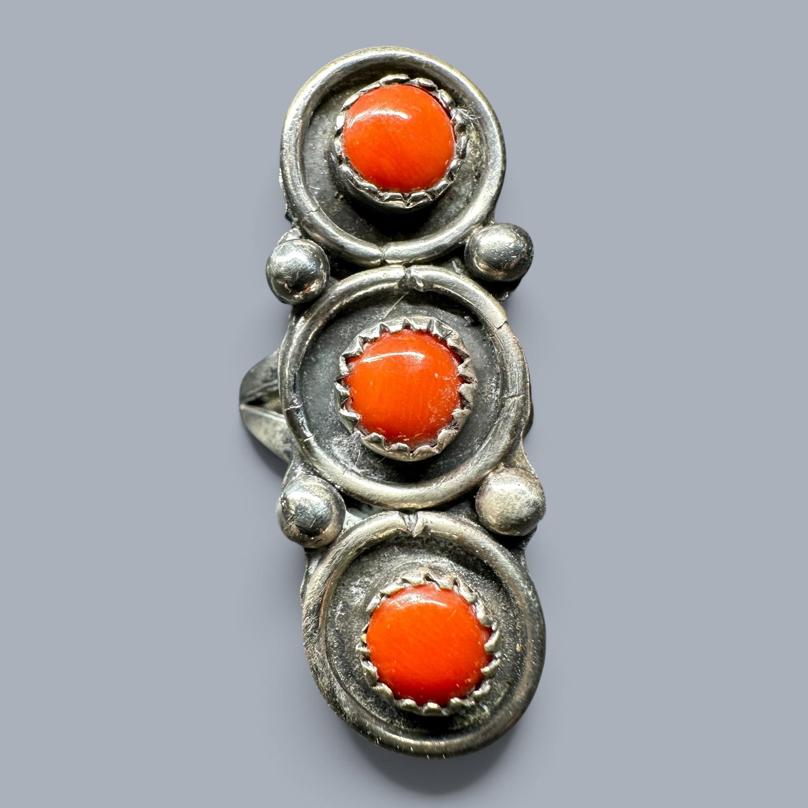 Sz6.5/5g Navajo (Diné) Sterling Silver Mediterranean Coral Ring: Sz6.5/5g Navajo (Diné) Sterling Silver Mediterranean Coral Ring:Brand/Model: No hallmark. Unidentified artisan/shop.Manufacturer Location: Not marked.Year Produced: Unknown.Specs/Description: Navajo 