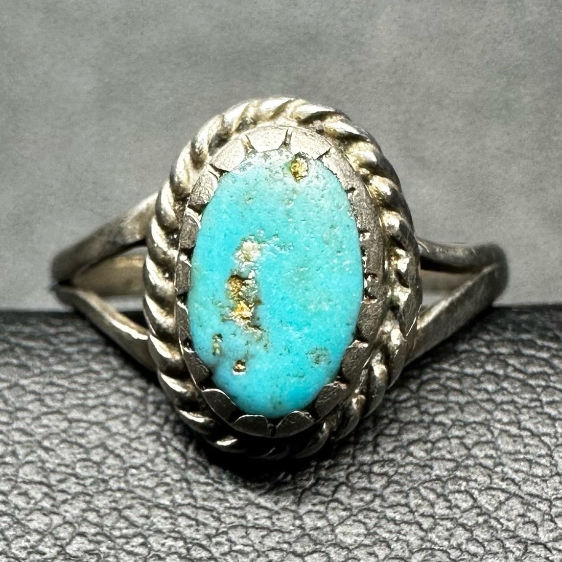 Sz5.5/2g Navajo (Diné) Sterling Silver Morenci Turquoise Ring: Sz5.5/2g Navajo (Diné) Sterling Silver Morenci Turquoise Ring:Brand/Model: No hallmark. Unidentified artisan/shop.Manufacturer Location: Not marked.Year Produced: Unknown.Specs/Description: Vintage N