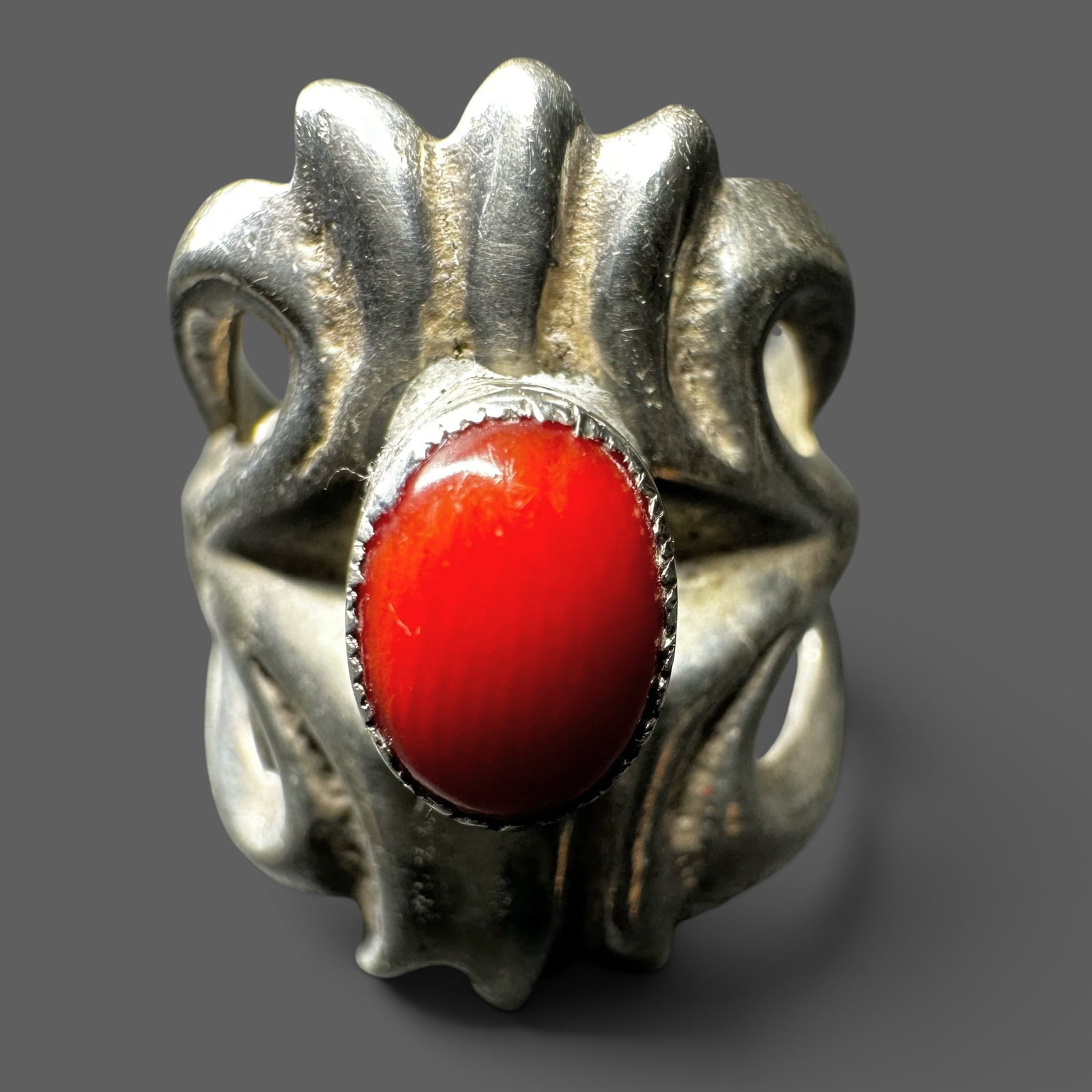Sz4.5/3g Vintage Navajo (Diné) Sandcast Sterling Silver Coral Ring: Sz4.5/3g Vintage Navajo (Diné) Sandcast Sterling Silver Coral Ring:Brand/Model: No hallmark. Unidentified artisan/shop.Manufacturer Location: Not marked.Year Produced: Unknown.Specs/Description: Vint
