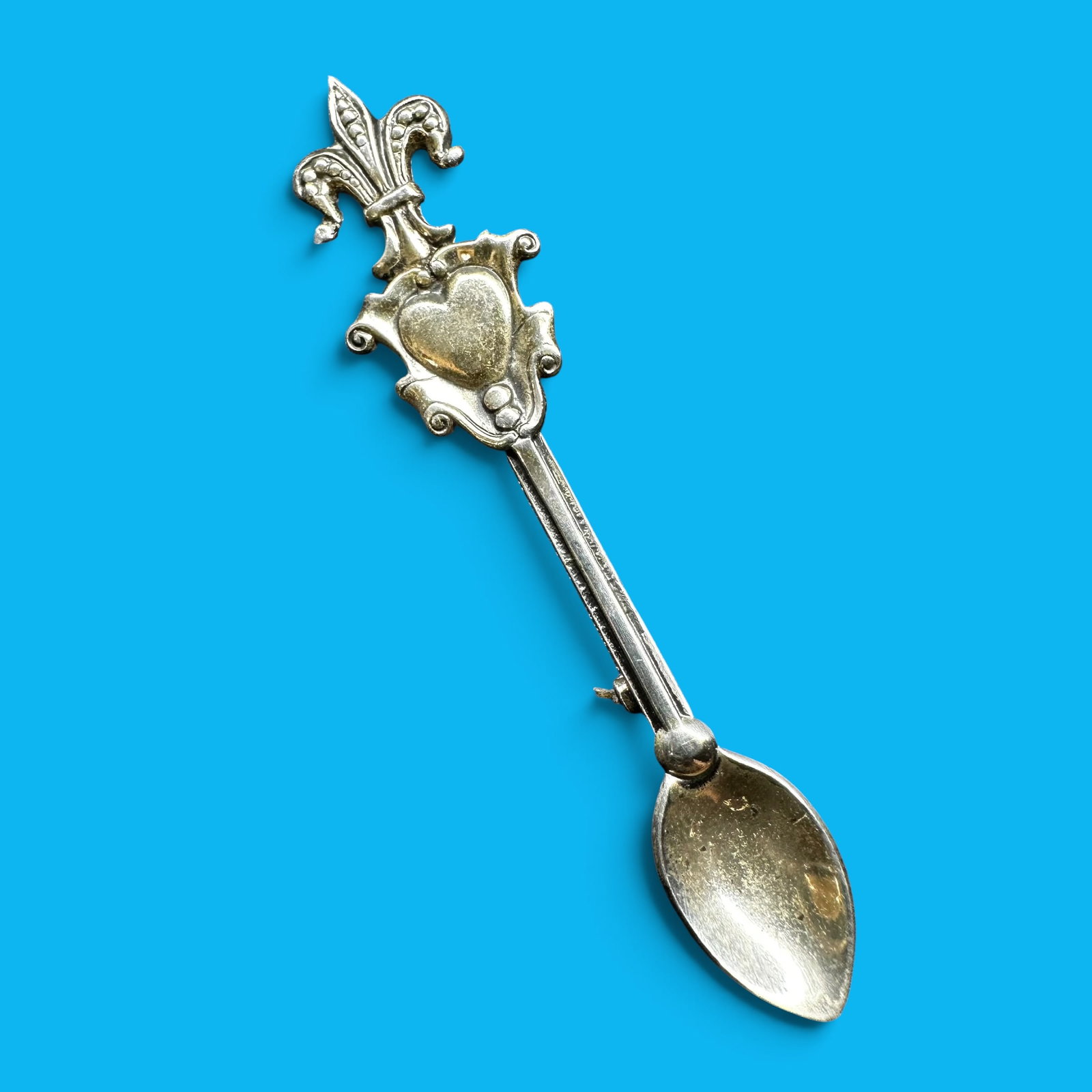 5g Vintage Sterling Silver Fleur-De-Lis Spoon Brooch: 5g Vintage Sterling Silver Fleur-De-Lis Spoon Brooch:Brand/Model: No hallmark. Unidentified artisan/shop.Manufacturer Location: Not marked.Year Produced: Unknown.Specs/Description: Vintage Sterling Si