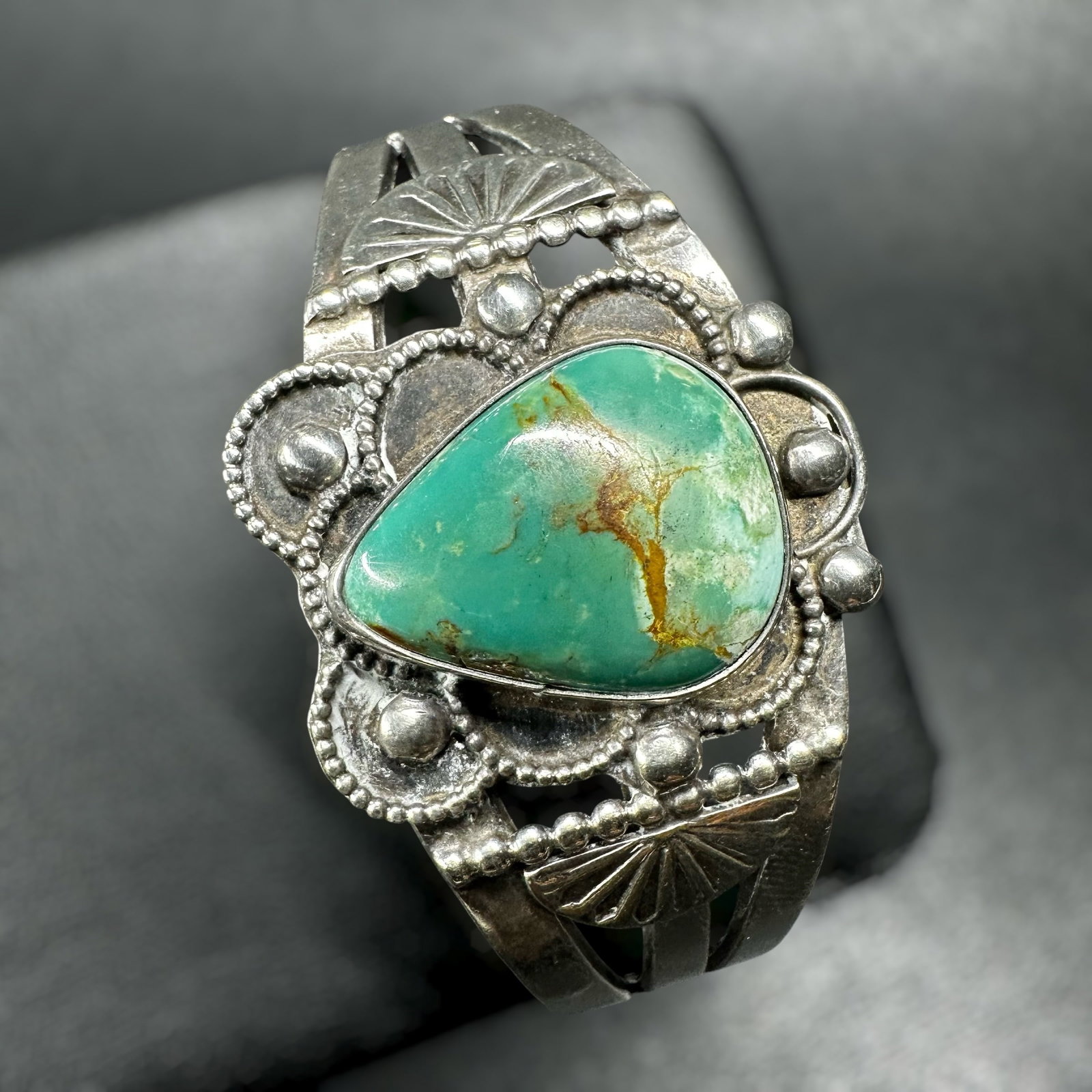 6.5"/27g Fred Harvey Era Sterling Silver Royston Cuff Bracelet: 6.5"/27g Fred Harvey Era Sterling Silver Royston Cuff Bracelet:Brand/Model: No hallmark. Unidentified artisan/shop.Manufacturer Location: Southwestern United States.Year Produced: Circa 1930s-1950s.Sp