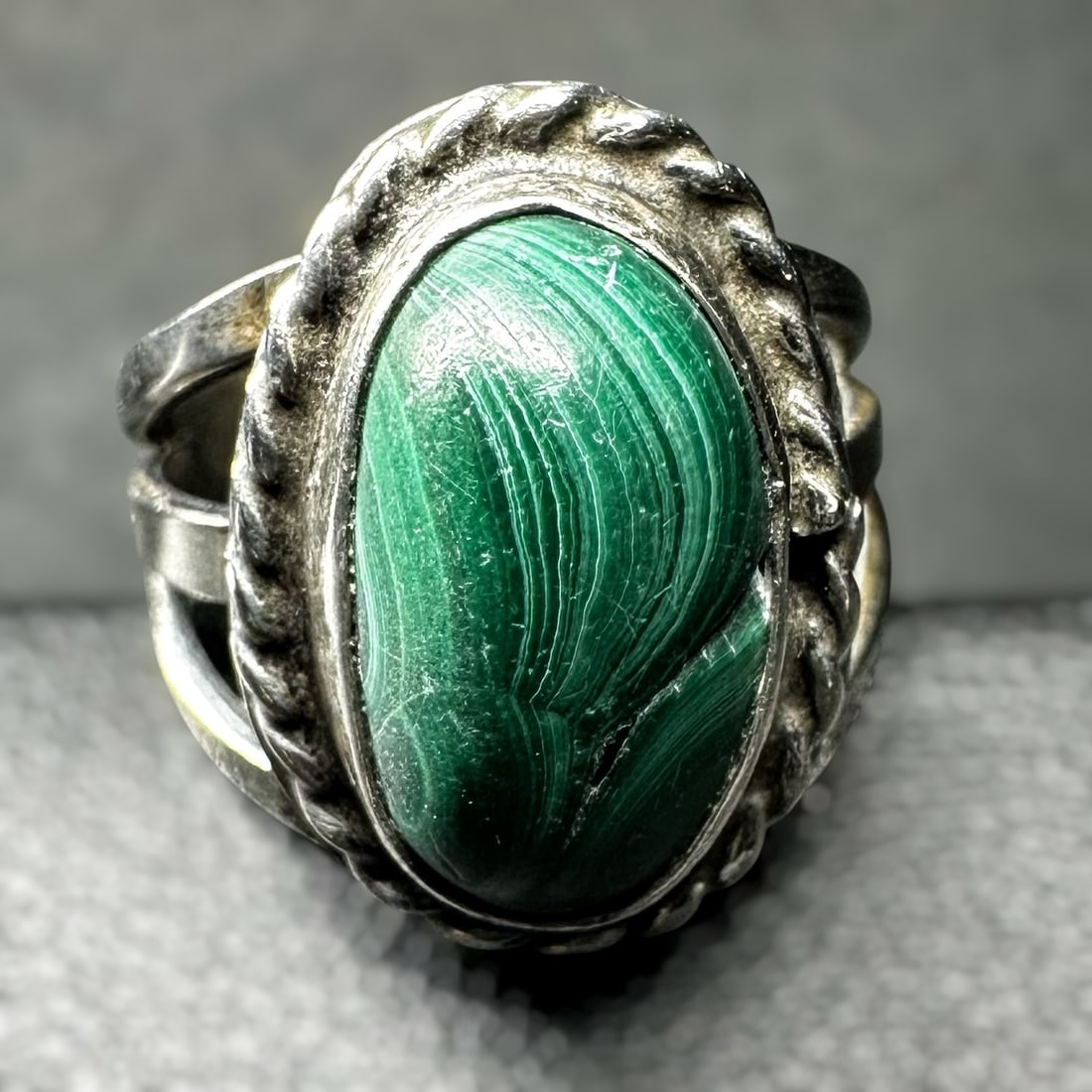 Sz5/6g Jack Tom Navajo (Diné) Sterling Silver Malachite Ring: Sz5/6g Jack Tom Navajo (Diné) Sterling Silver Malachite Ring:Brand/Model: Jack Tom, Navajo (Diné) silversmith. Hallmarked “JT.”Manufacturer Location: Southwestern United States.Year Produced