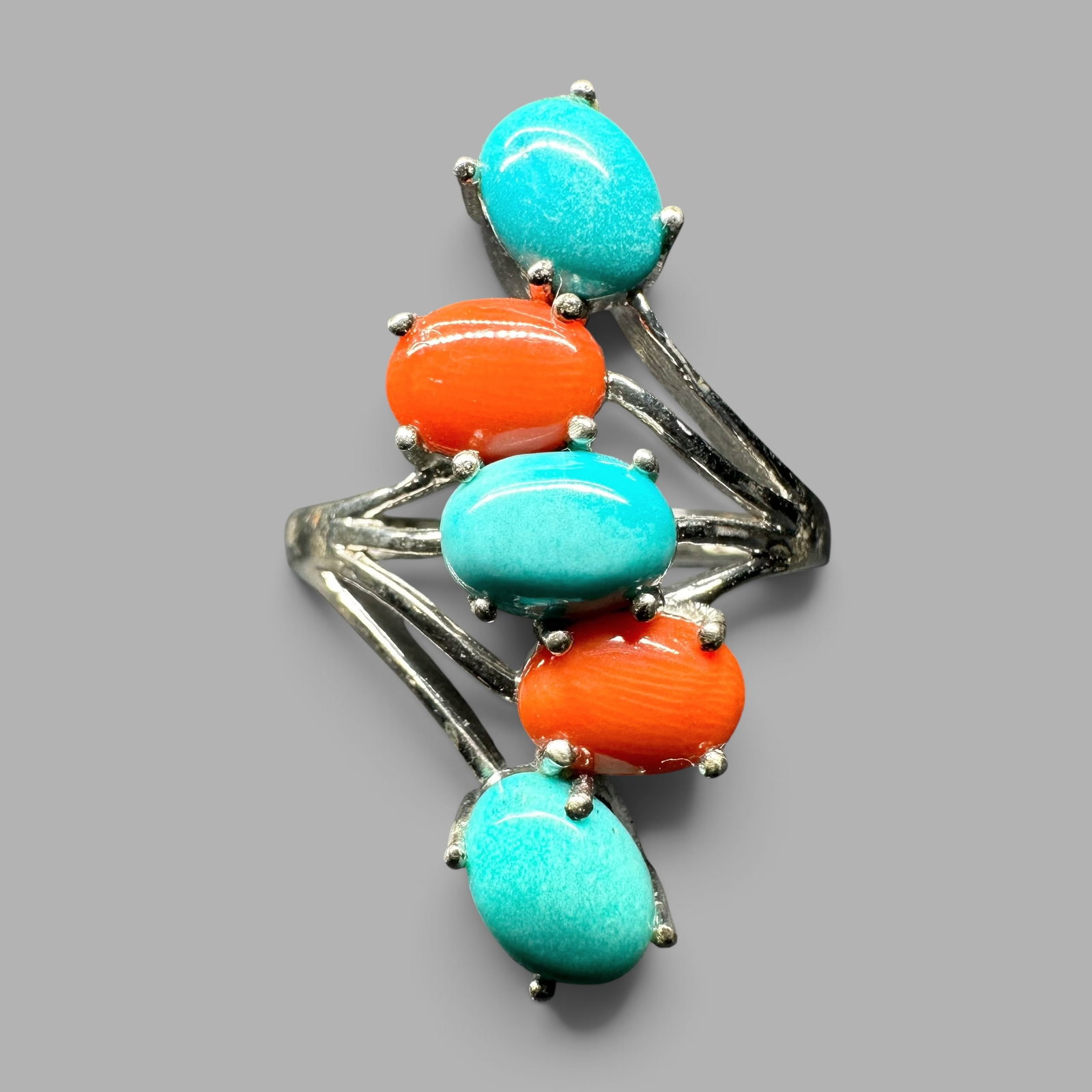 Sz7/4g 925 Sterling Silver Turquoise Coral Ring: Sz7/4g 925 Sterling Silver Turquoise Coral Ring:Brand/Model: No hallmark. Unidentified artisan/shop.Manufacturer Location: Not marked.Year Produced: Unknown.Specs/Description: Southwestern 925 Sterlin