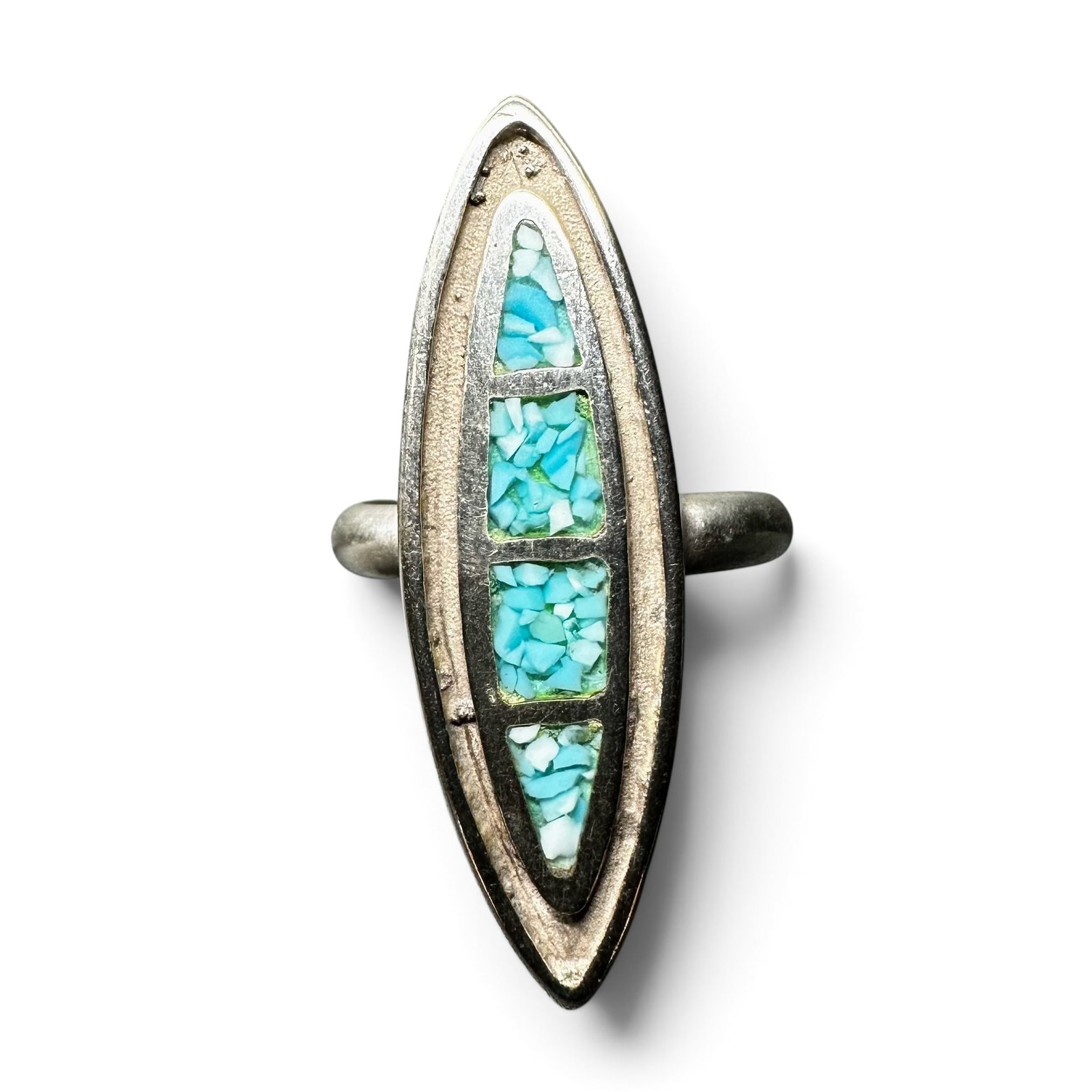 Sz5.5/5g Navajo (Diné) Sterling Silver Turquoise Chip Inlay Ring: Sz5.5/5g Navajo (Diné) Sterling Silver Turquoise Chip Inlay Ring:Brand/Model: No hallmark. Unidentified artisan/shop.Manufacturer Location: Not marked.Year Produced: Unknown.Specs/Description: Navajo