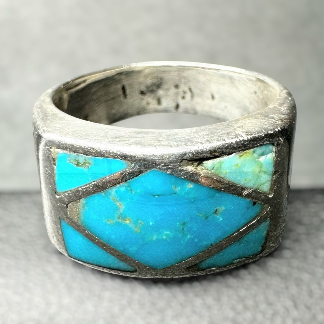Sz7.5/8g Southwestern Sterling Silver Kingman Turquoise Inlay Ring: Sz7.5/8g Southwestern Sterling Silver Kingman Turquoise Inlay Ring:Brand/Model: No hallmark. Unidentified artisan/shop.Manufacturer Location: Not marked.Year Produced: Unknown.Specs/Description: South
