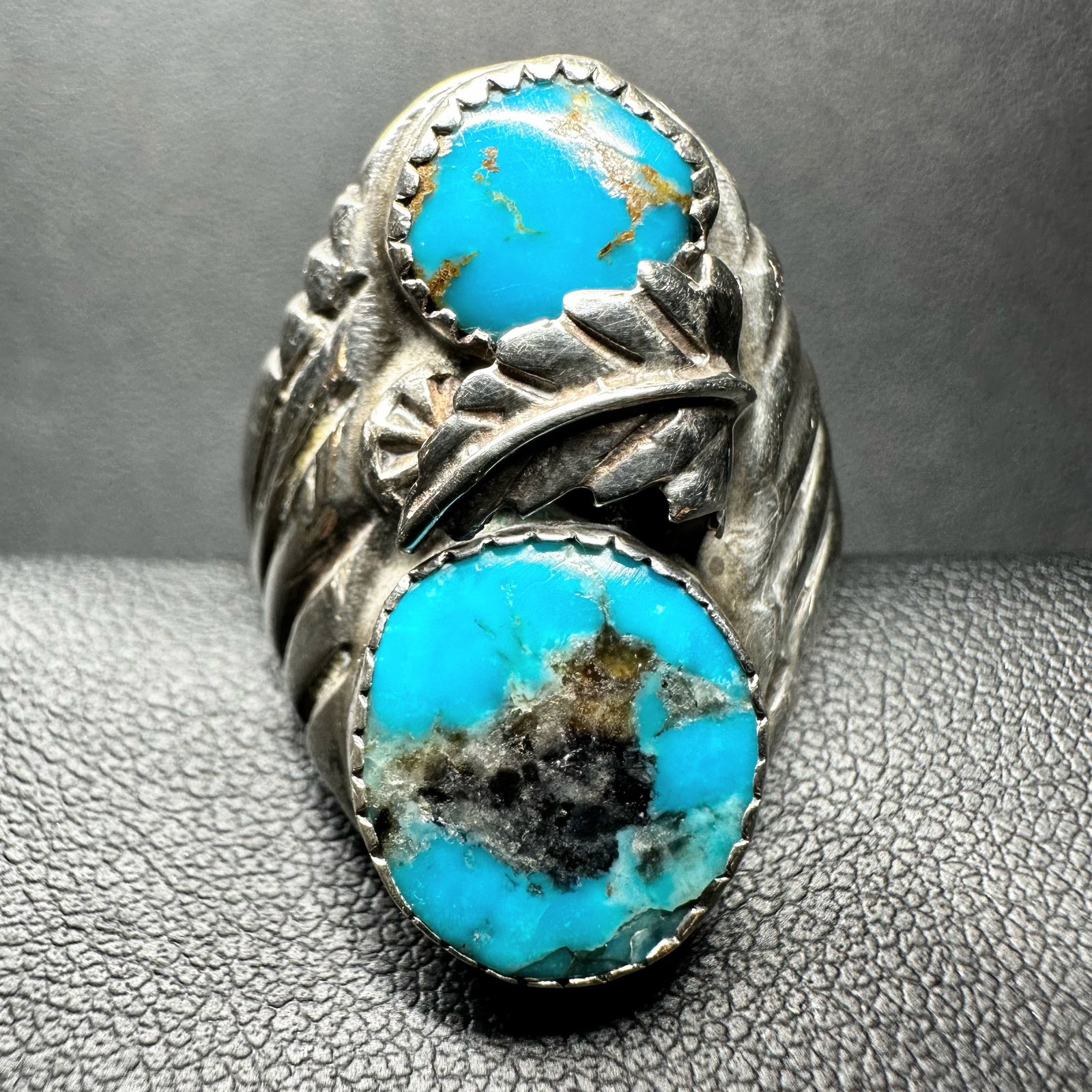 Sz9.5/17g Navajo (Diné) Sterling Silver Kingman Turquoise Ring: Sz9.5/17g Navajo (Diné) Sterling Silver Kingman Turquoise Ring:Brand/Model: No hallmark. Unidentified artisan/shop.Manufacturer Location: Not marked.Year Produced: Unknown.Specs/Description: Navajo (