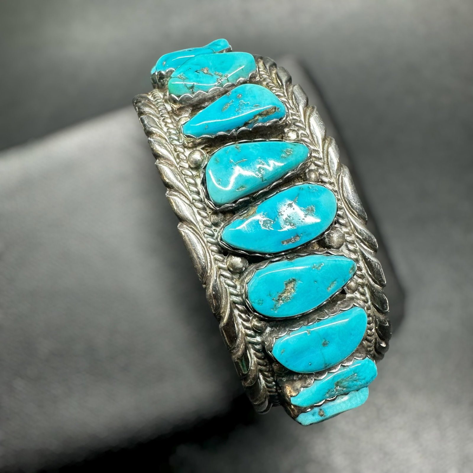 6.5”/62g Evelyn Spencer Navajo (Diné) Kingman Turquoise Nugget Row Cuff Bracelet (1 of 10)