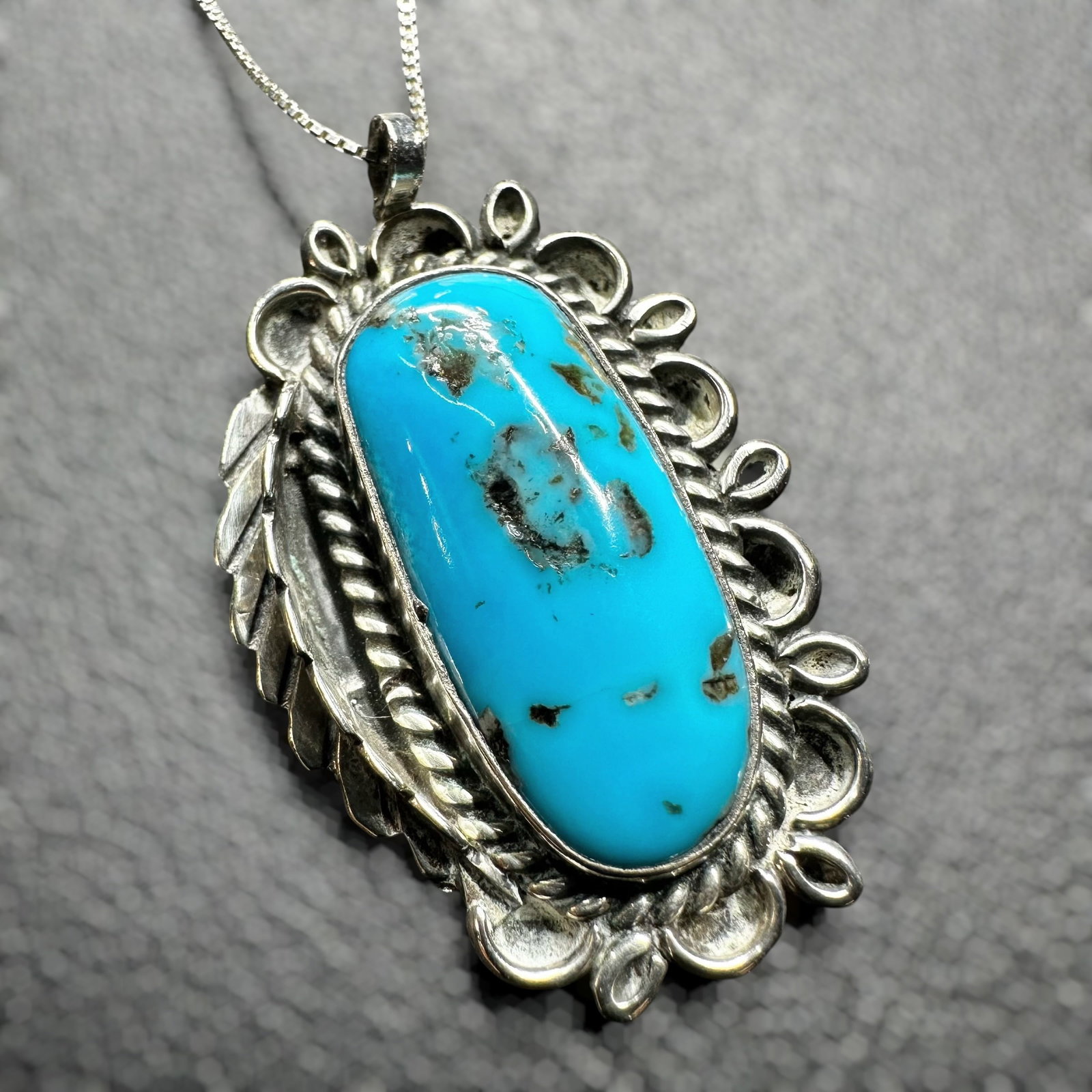 18"/8g Navajo (Diné) Sterling Silver Kingman Turquoise Pendant Necklace: 18"/8g Navajo (Diné) Sterling Silver Kingman Turquoise Pendant Necklace:Brand/Model: No hallmark. Unidentified artisan/shop.Manufacturer Location: Not marked.Year Produced: Unknown.Specs/Description: