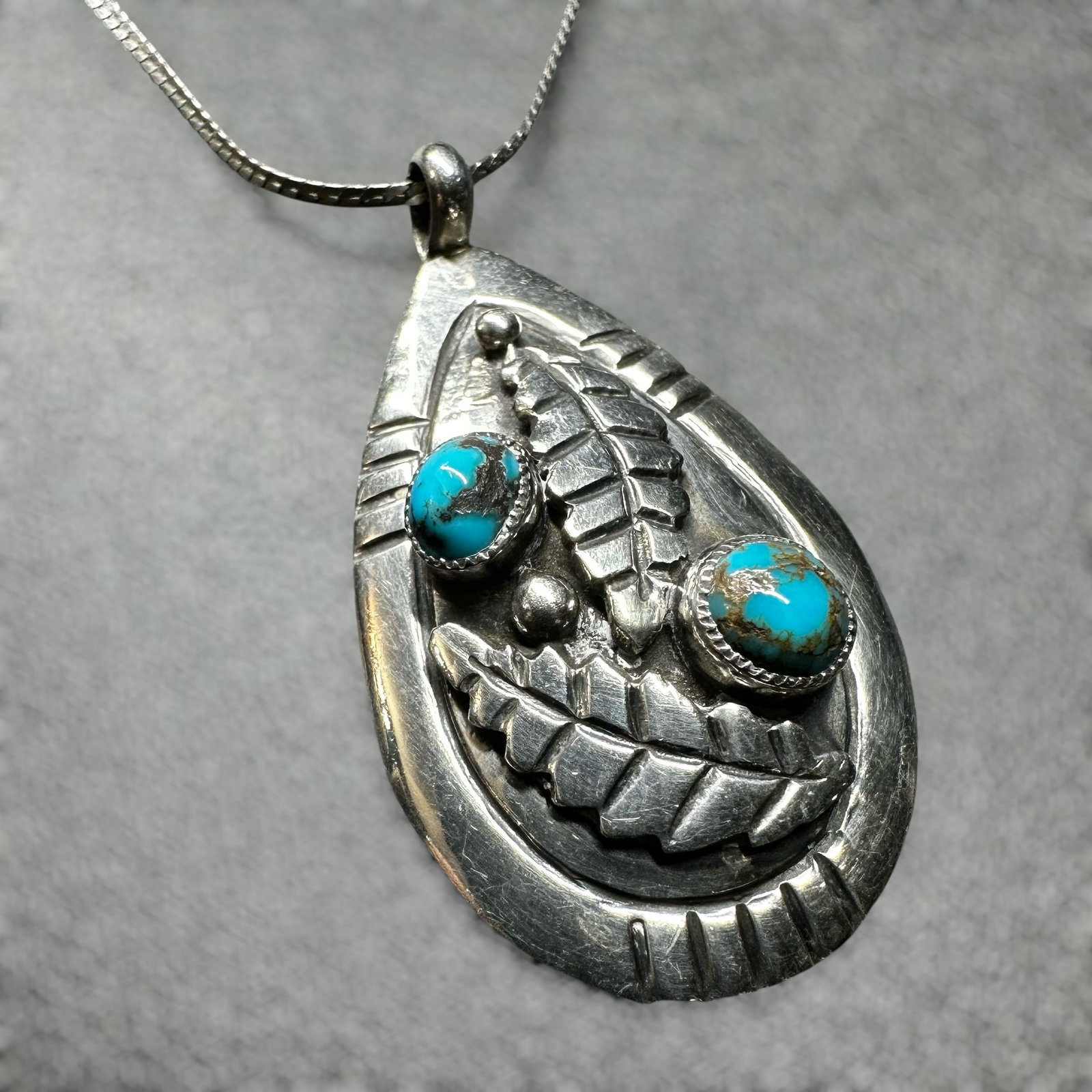 29"/16g Navajo (Diné) Sterling Silver Kingman Turquoise Pendant Necklace: 29"/16g Navajo (Diné) Sterling Silver Kingman Turquoise Pendant Necklace:Brand/Model: No hallmark. Unidentified artisan/shop.Manufacturer Location: Not marked.Year Produced: Unknown.Specs/Description