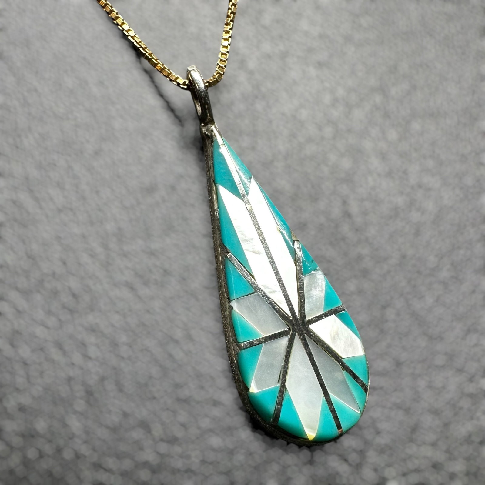 17"/6g Southwestern Sterling Silver Mother Of Pearl Turquoise Pendant Necklace: 17"/6g Southwestern Sterling Silver Mother Of Pearl Turquoise Pendant Necklace:Brand/Model: No hallmark. Unidentified artisan/shop.Manufacturer Location: Not marked.Year Produced: Unknown.Specs/Descri