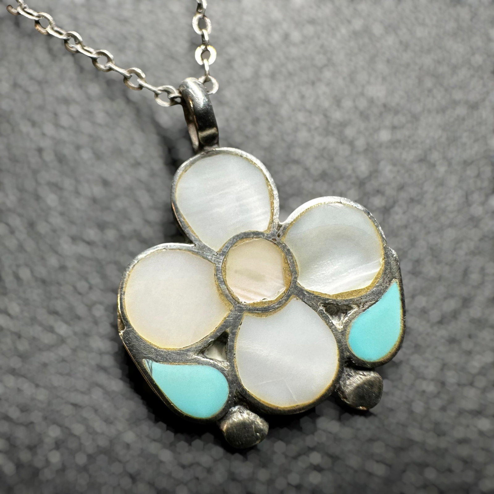 17"/3g Winnie L. Zephier Zuni Sterling Silver Mother of Pearl Turquoise Pendant Necklace: 17"/3g Winnie L. Zephier Zuni Sterling Silver Mother of Pearl Turquoise Pendant Necklace:Brand/Model: Winnie L. Zephier. Zuni Pueblo jewelry artist.Manufacturer Location: Zuni Pueblo, New Mexico.Year 