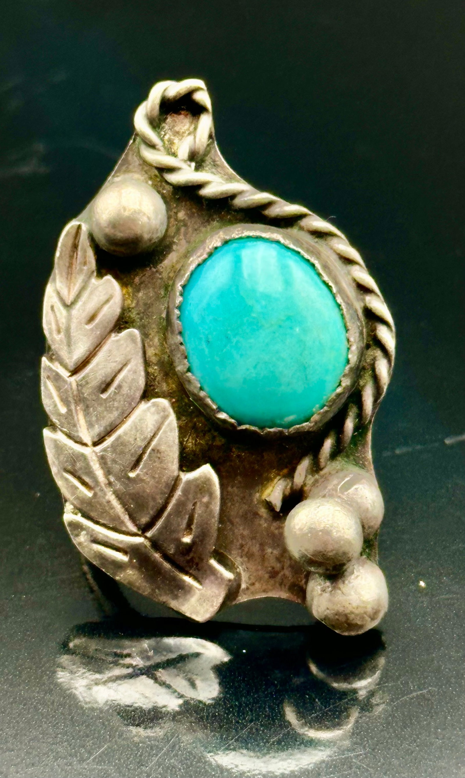 12g Vintage Navajo Turquoise Leaf Sterling Silver Statement Ring Sign: Vintage Navajo sterling silver ring with turquoise stone, handmade leaf, rope and silver bead design. Nice old patina. Weighs 12 grams.