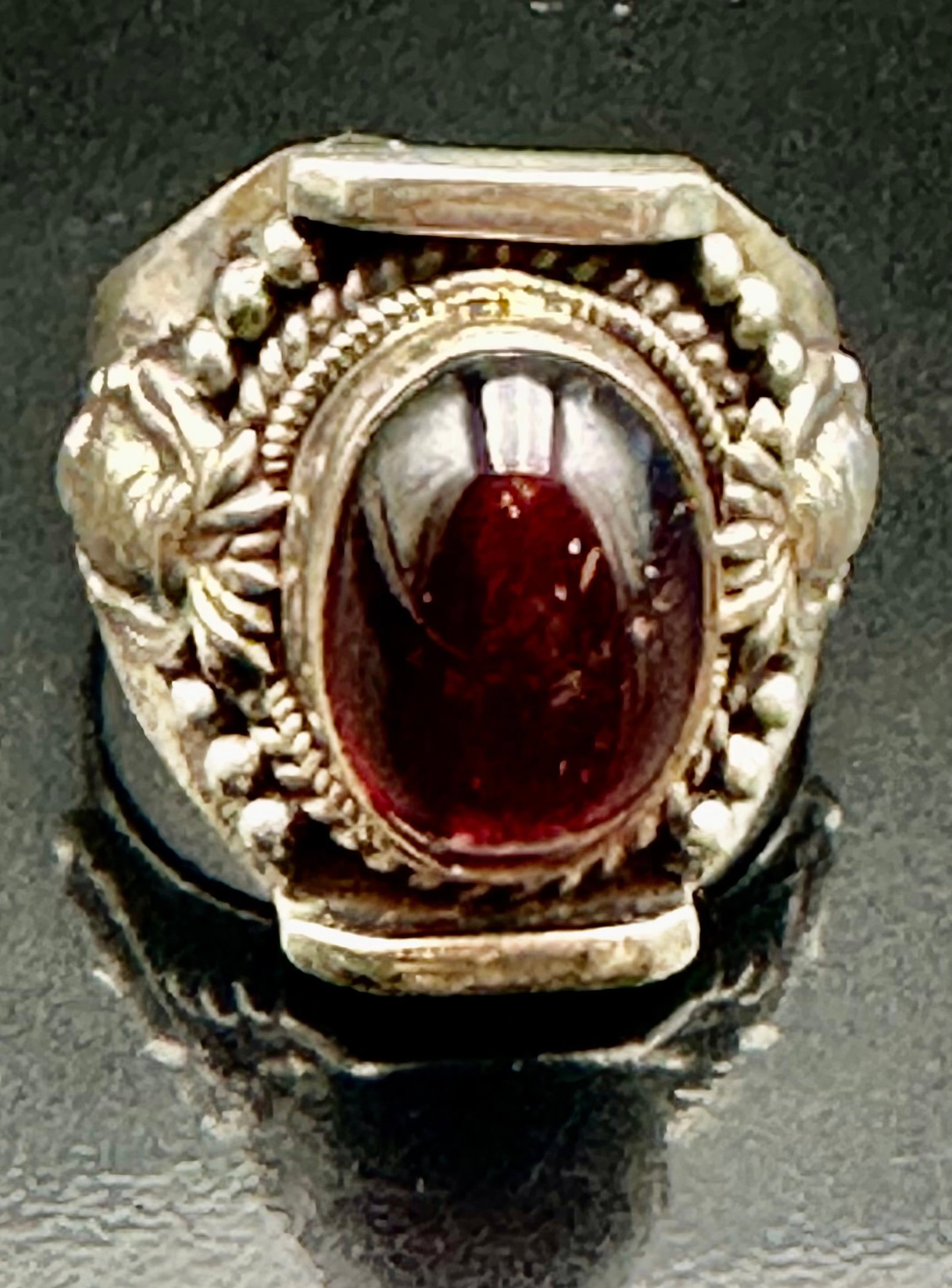 11g Vintage Sterling Silver Red Garnet Scarab Beetle Ring: Vintage 925 sterling silver ring with a large dark red cabochon stone and detailed scarab beetle designs on the sides. Nice old patina. Marked 925. Weighs 11 grams.