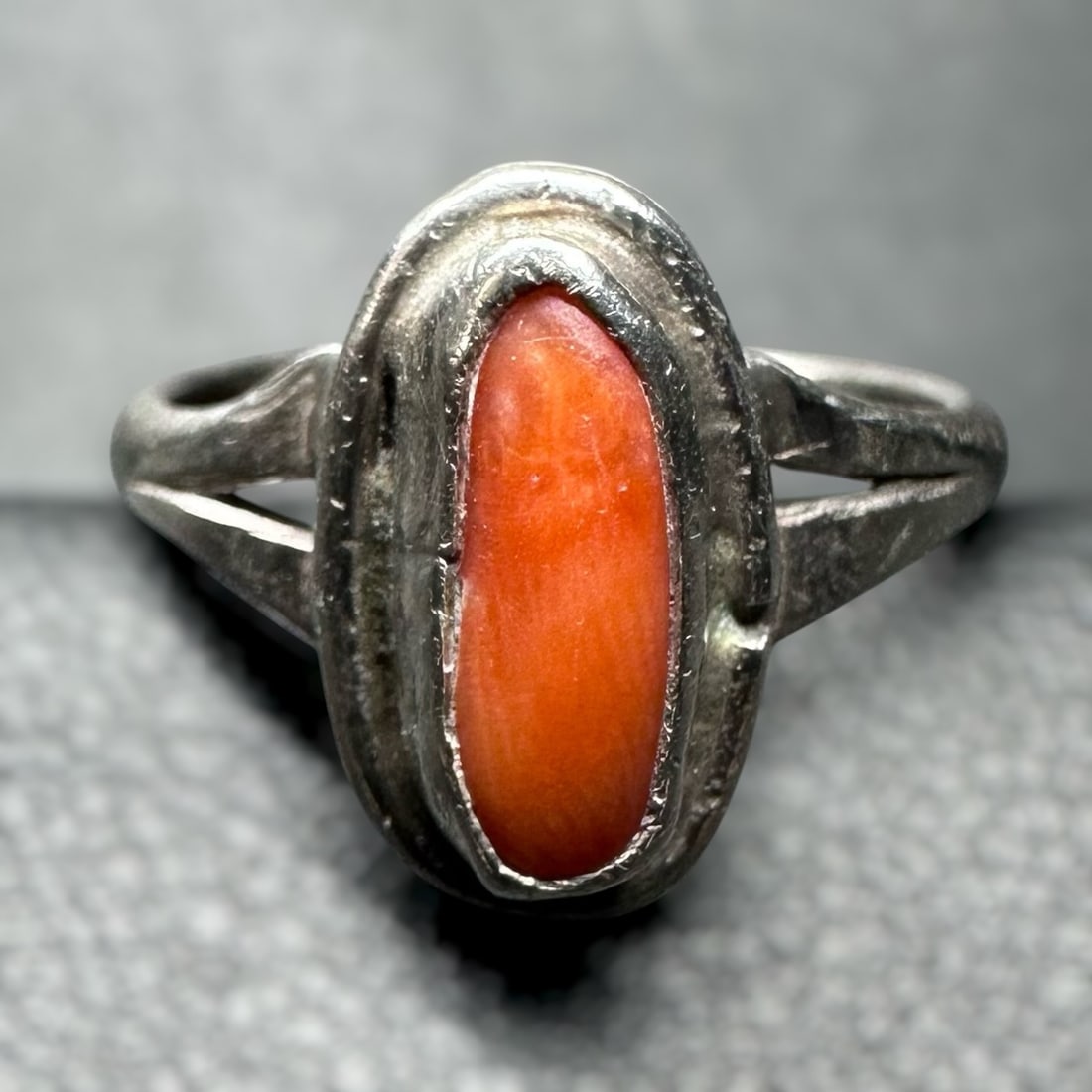 Sz4.25-4.5/2g Navajo (Diné) Sterling Silver Coral Ring: Sz4.25-4.5/2g Navajo (Diné) Sterling Silver Coral Ring:Brand/Model: No hallmark. Unidentified artisan/shop.Manufacturer Location: Not marked.Year Produced: Unknown.Specs/Description: Navajo (Diné) S