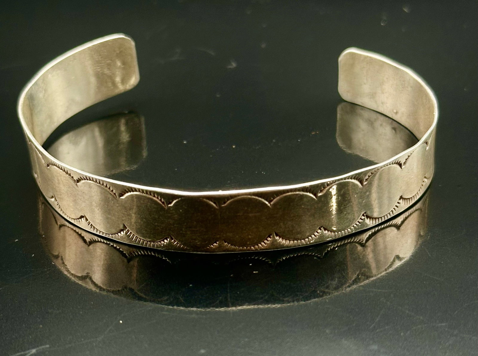 11g Vintage Navajo Sterling Silver Hand-Stamped Cuff Bracelet (1 of 8)
