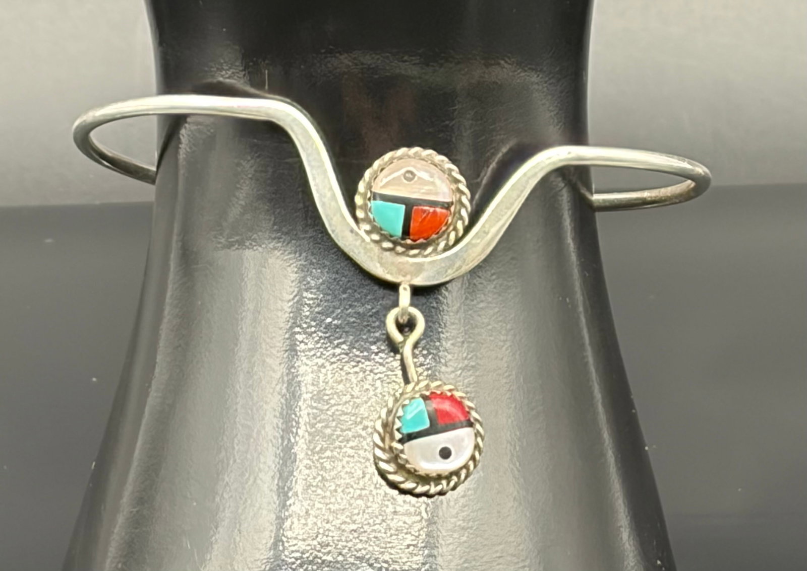 8.1 g Vintage Zuni Sterling Silver Jewelry: A beautiful, finely crafted vintage Zuni sterling silver multi-stone inlay cuff bracelet, weighing a total of 8.1 grams. This authentic Southwestern piece features a distinctively elegant plunge-front