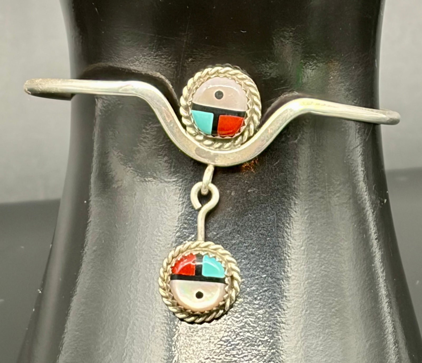6.9 g Vintage Zuni Sterling Silver Jewelry: A beautiful, finely crafted vintage Zuni sterling silver multi-stone inlay cuff bracelet, weighing a total of 6.9 grams. This authentic Southwestern piece features a distinctively elegant plunge-front