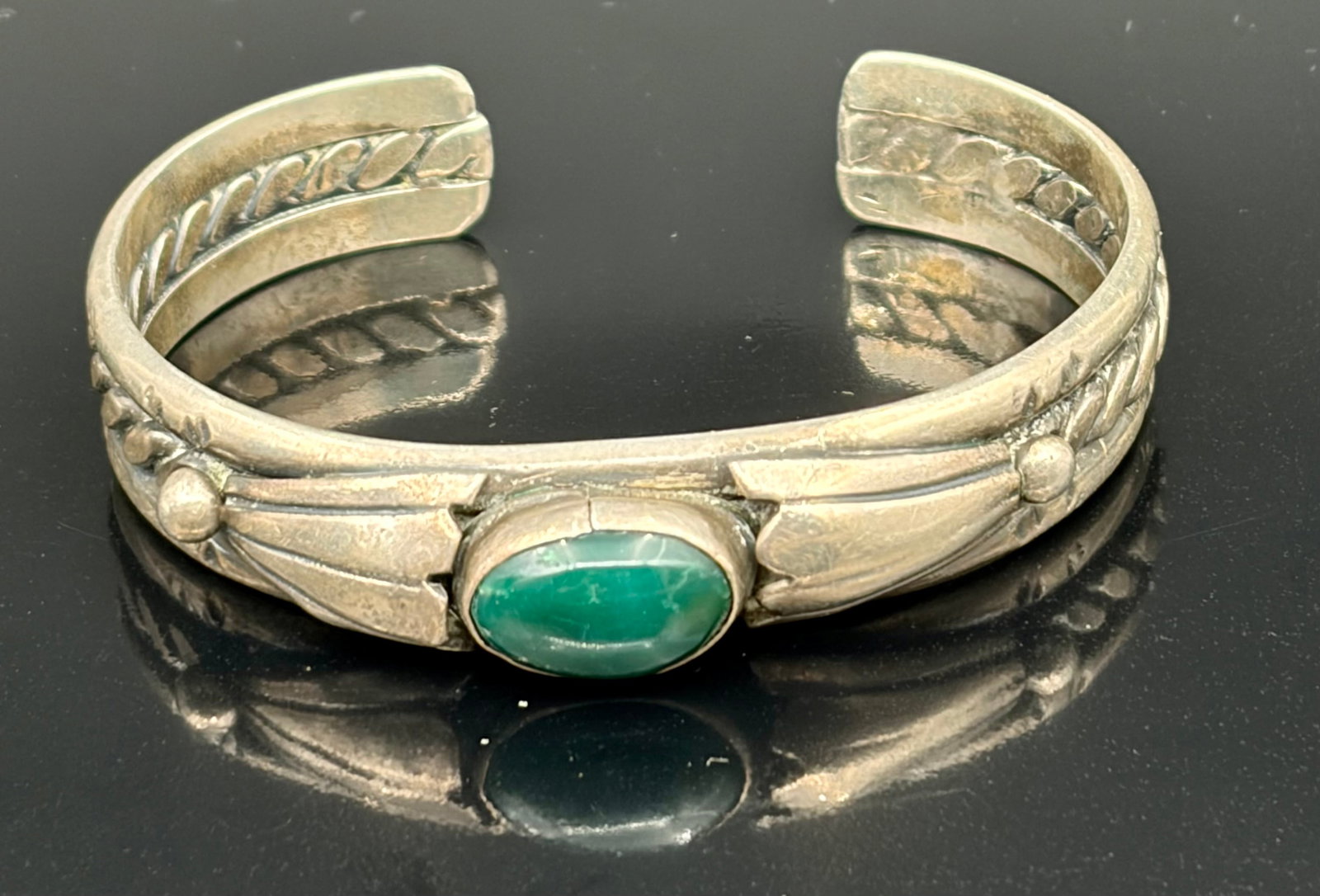 34.7 g Vintage Southwestern Split-Shank Green Turquoise Cuff Bracelet: A beautiful mid-20th century Navajo-style tourist era sterling silver cuff featuring a vibrant green turquoise cabochon and traditional stampwork.