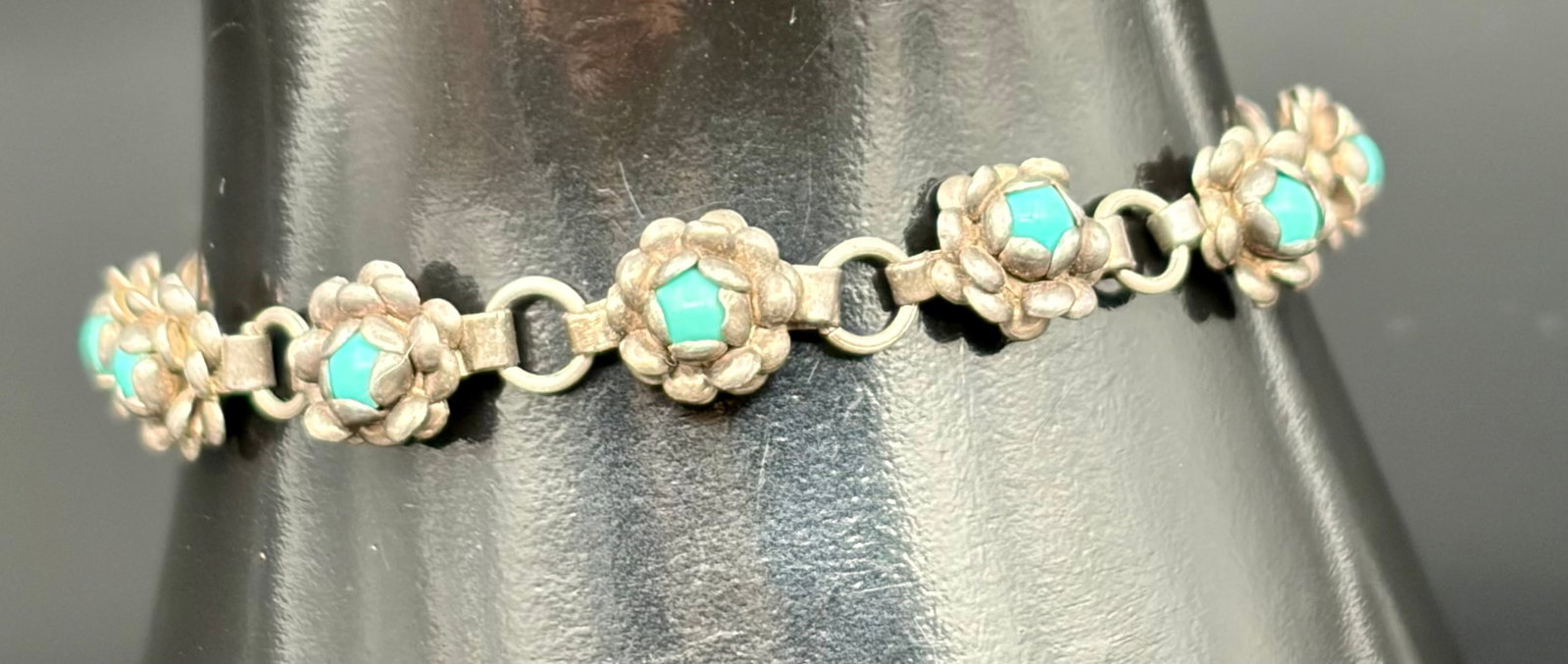 9.1 g Vintage Sterling Silver JMM Martinez Mexican Turquoise Concho Link Bracelet: This vintage Sterling Silver 925 JMM Martinez Mexican Turquoise Concho Link Bracelet is a beautifully crafted piece of fine jewelry, perfect for various occasions like engagements, weddings, birthdays