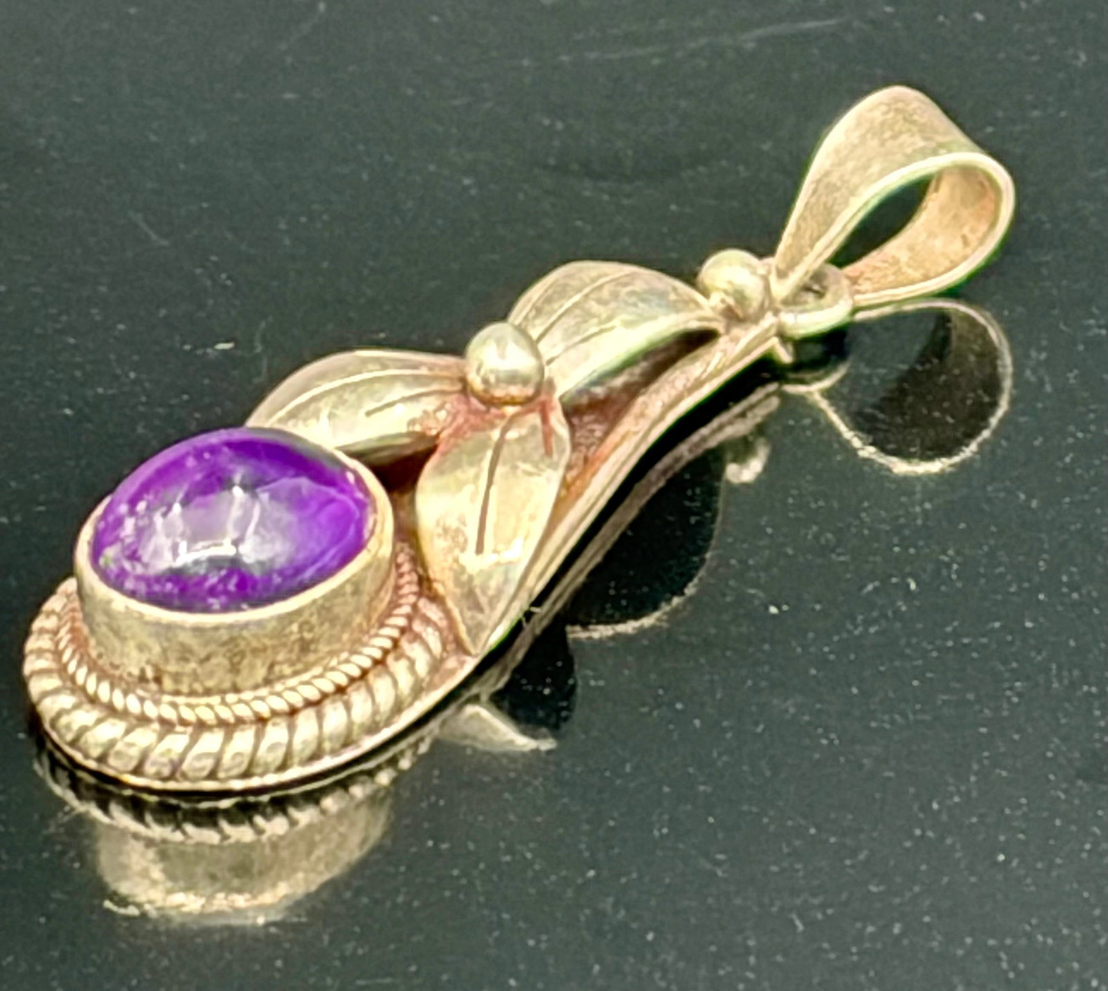 4.2 g Vintage Vermeil Sterling Silver Amethyst Cabochon Pendant: Beautiful vintage vermeil pendant crafted in 925 sterling silver with a yellow gold wash or plating. This piece features a striking, smooth oval purple amethyst cabochon secured in a bezel setting. Th