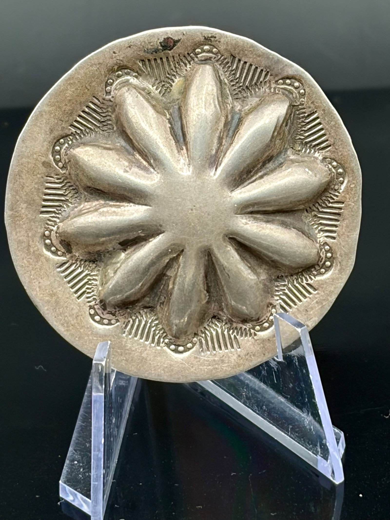 12.8 g Vintage Navajo Repoussé Silver Concho Button (1 of 4)