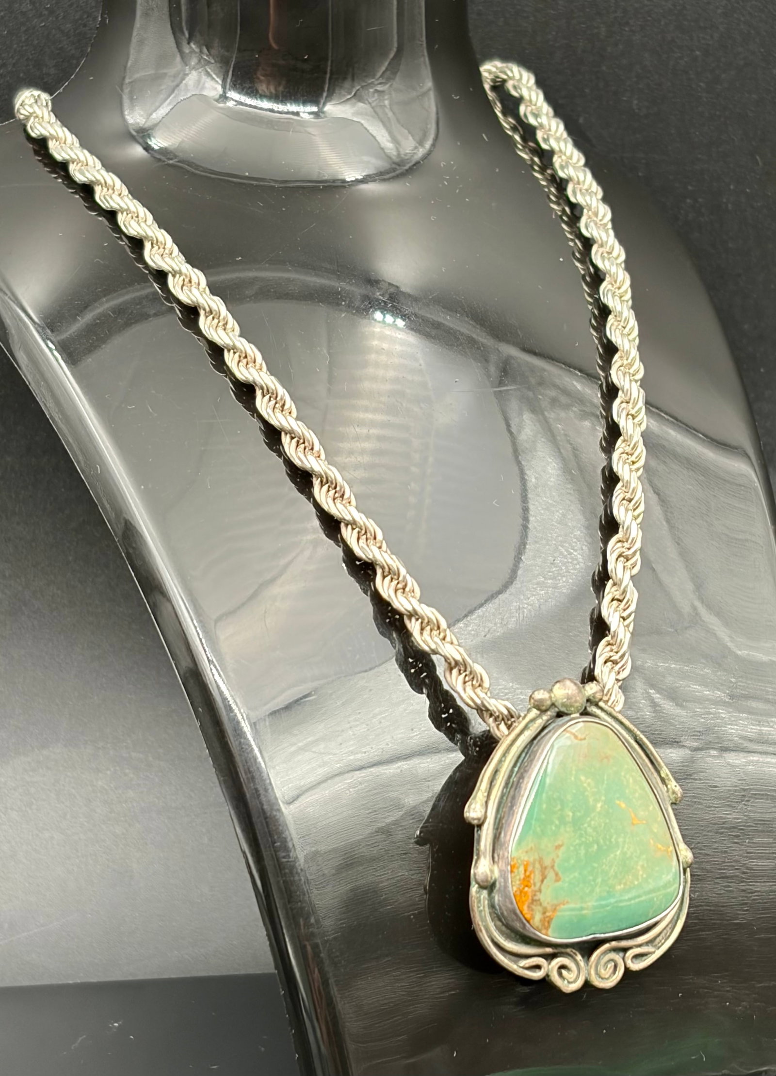65.1 g Vintage Southwestern Sterling Silver Large Green Turquoise Pendant Rope Necklace (1 of 7)