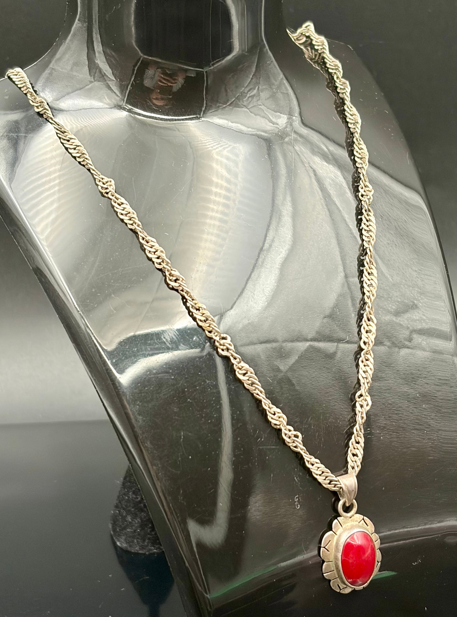 14.6 g Vintage Taxco Mexican Sterling Silver Red Cabochon Pendant & Singapore Twist Chain Necklace: This authentic vintage Southwestern style necklace features a beautifully vibrant, oval-shaped red cabochon stone set in a secure bezel. The 925 sterling silver pendant is detailed with an elegant, sc
