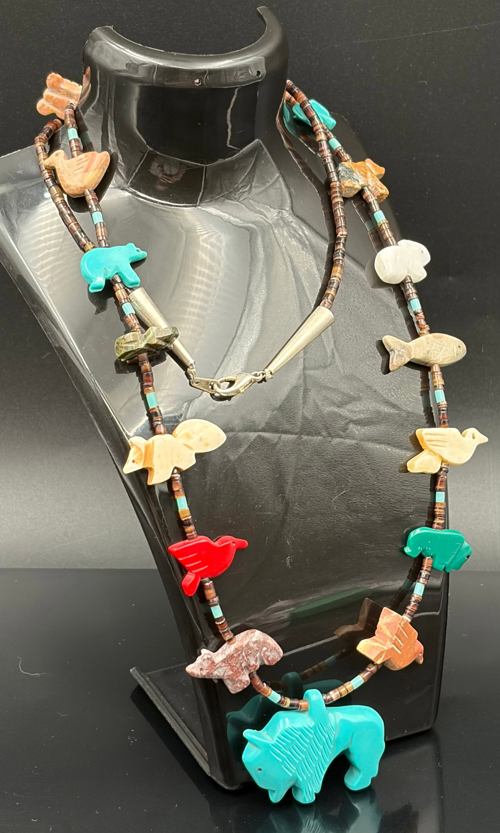 46.7 g Native American necklace in natural stones and Silver: Beautiful Zuni necklace made with small shell discs interspersed with animals carved in stones such as jasper of different colours, quartz and turquoise.