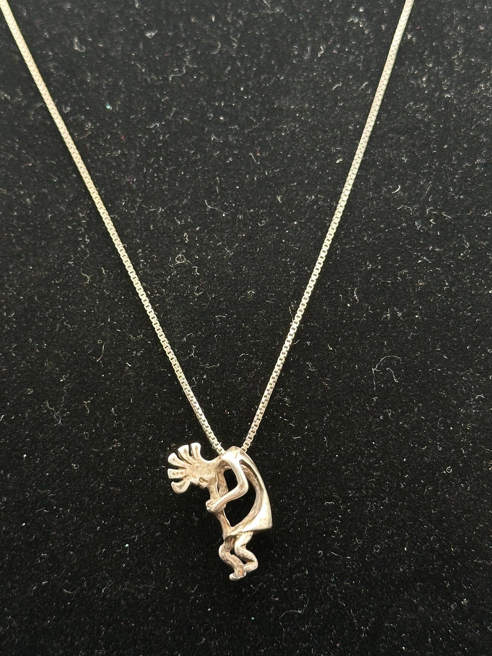 11g Sterling Silver Kokopelli Pendant Necklace: Sterling silver necklace with a Kokopelli dancer pendant and box chain. Marked “925”. Total weight is approximately 11g. Nice pre-owned condition with some tarnish and wear. Please review all 