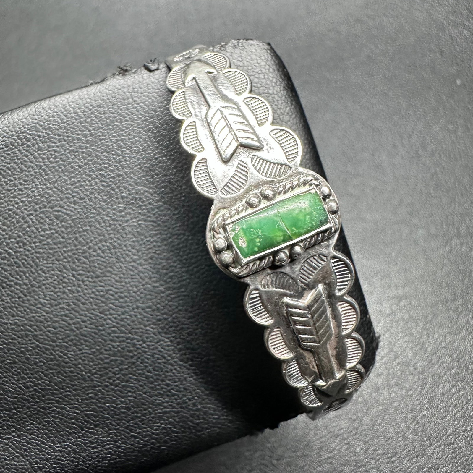 6.5"/12g Fred Harvey Era Navajo (Diné) Sterling Silver Carico Lake Turquoise Cuff Bracelet: 6.5"/12g Fred Harvey Era Navajo (Diné) Sterling Silver Carico Lake Turquoise Cuff Bracelet:Brand/Model: No hallmark. Unidentified Navajo (Diné) artisan.Manufacturer Location: Navajo Nation, Southwes