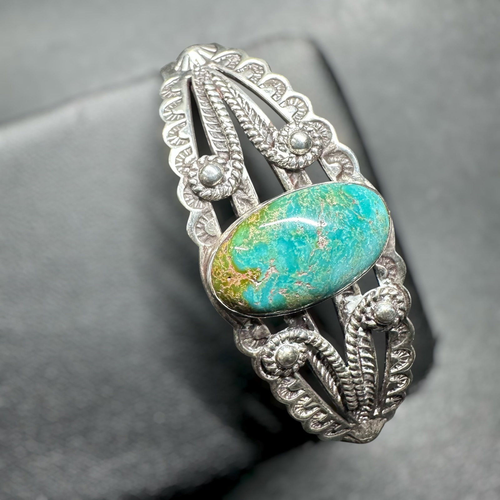 6.5"/20g Fred Harvey Era Navajo (Diné) Sterling Silver Royston Turquoise Cuff Bracelet: 6.5"/20g Fred Harvey Era Navajo (Diné) Sterling Silver Royston Turquoise Cuff Bracelet:Brand/Model: No hallmark. Unidentified Navajo (Diné) artisan.Manufacturer Location: Southwestern United States.