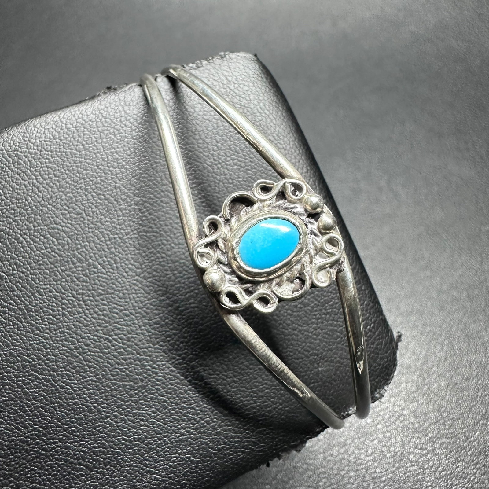 7"/7g Navajo (Diné) Sterling Silver Sleeping Beauty Turquoise Cuff Bracelet: 7"/7g Navajo (Diné) Sterling Silver Sleeping Beauty Turquoise Cuff Bracelet:Brand/Model: No hallmark. Unidentified Navajo (Diné) artisan.Manufacturer Location: Southwestern United States.Year Produc