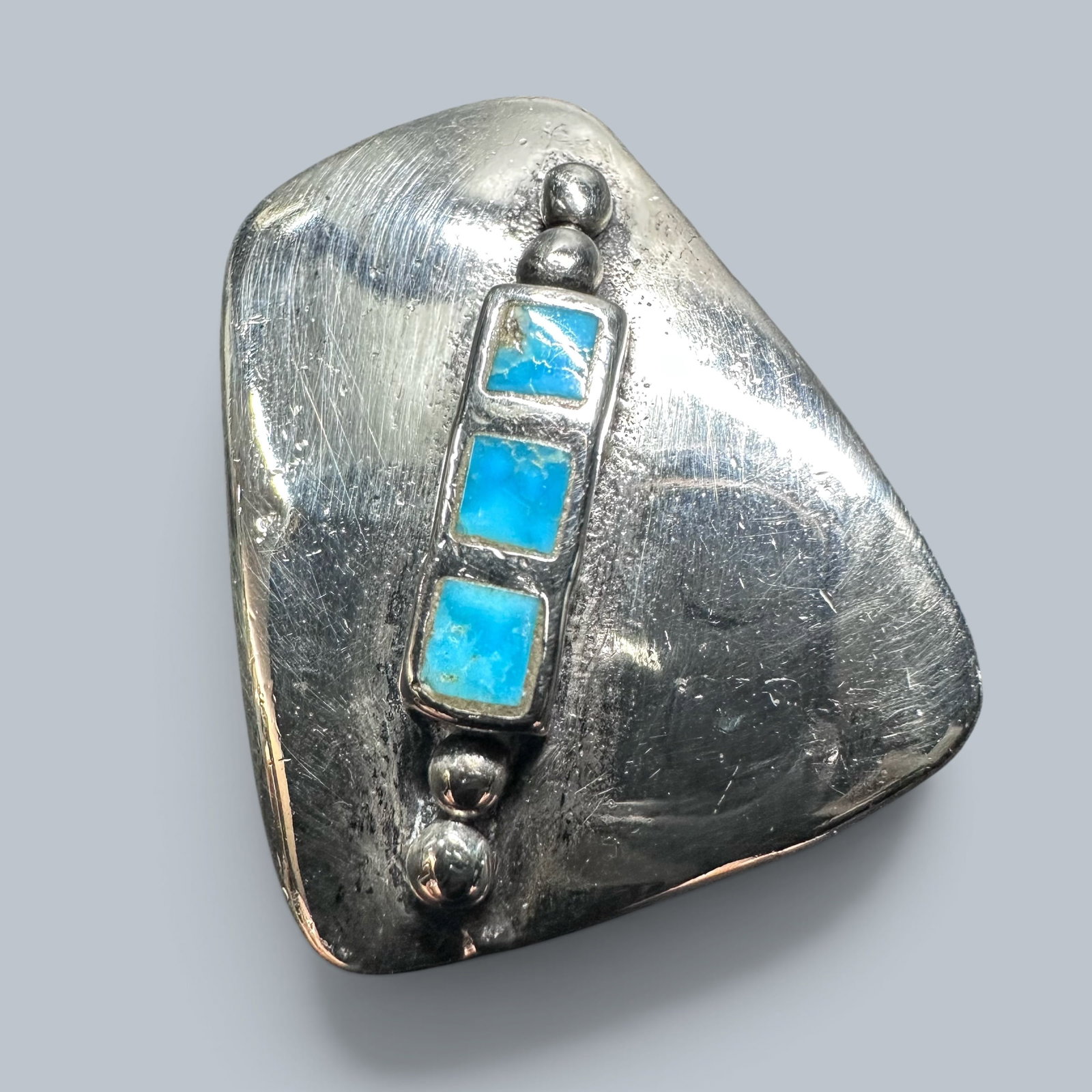11g Navajo (Diné) Sterling Silver Kingman Turquoise Inlay Bolo Tie Clip: 11g Navajo (Diné) Sterling Silver Kingman Turquoise Inlay Bolo Tie Clip:Brand/Model: Navajo (Diné). No artisan hallmark. Artisan/Shop unidentified. Vintage Bennett bolo tie clip mechanism marked “