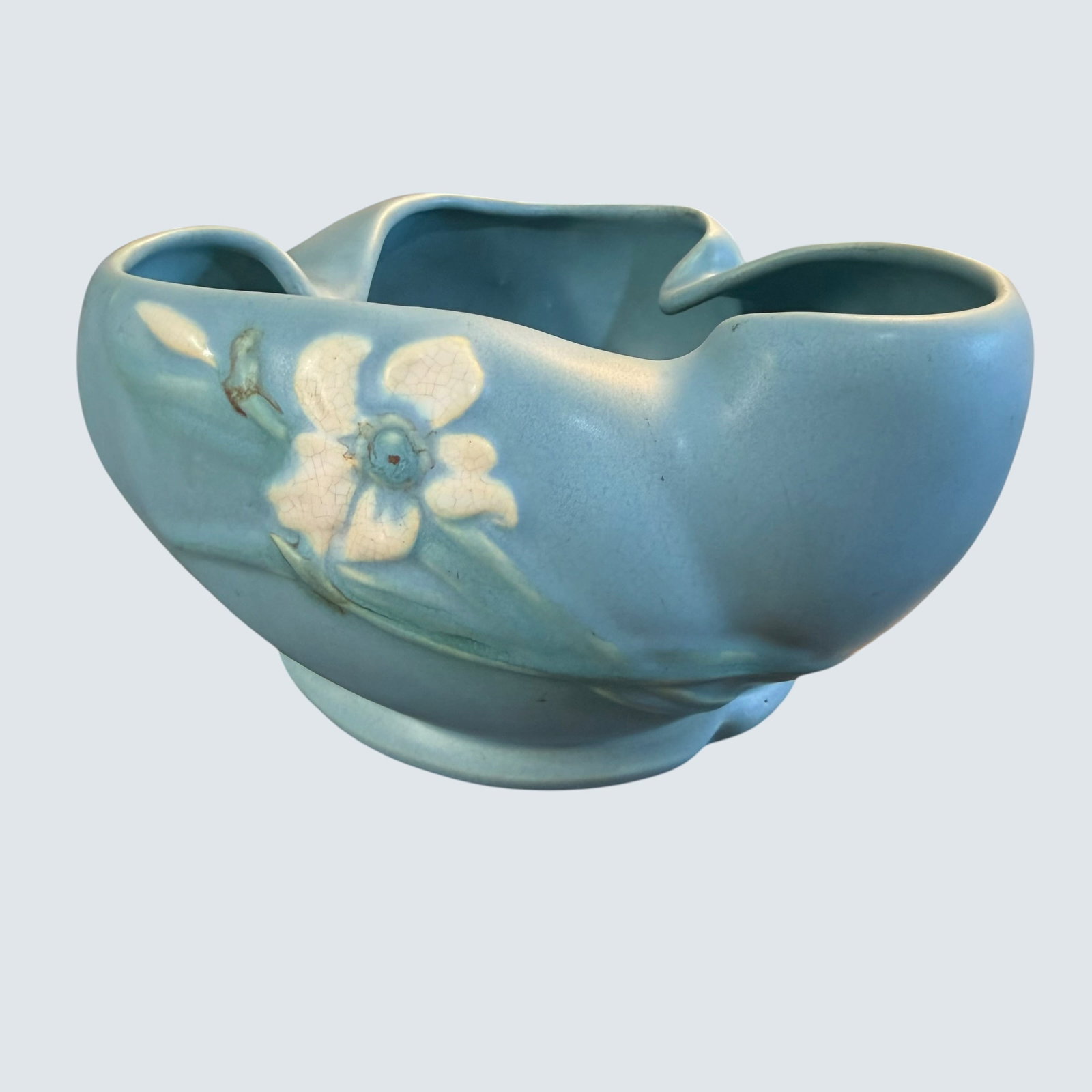 Vintage Weller Art Pottery Console Bowl Wild Rose Flower 7.75 B-8: Vintage circa 1940s Weller Art Pottery console bowl with flower pattern, nice blue background color. Measures approximately 7.75” diameter x 4.25” high. A few rub marks on the finish but t