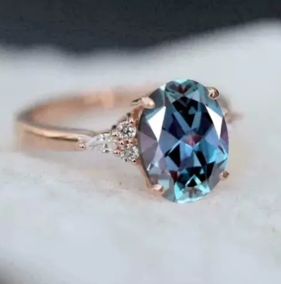 Natural Alexandrite 4.50 carat: Natural Alexandrite 4.50 caratSterling Silver Size 9