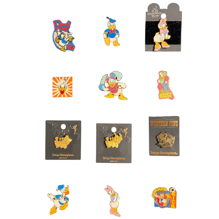 Disney Donald Duck Assorted Pin Lot Of 35 W/ Collectors Book: ******* FREE SHIPPING *******Disney Assorted Pin Lot Of 35 with Collectors Book. this piece features Donald Duck and Daisy.******* FREE SHIPPING *******